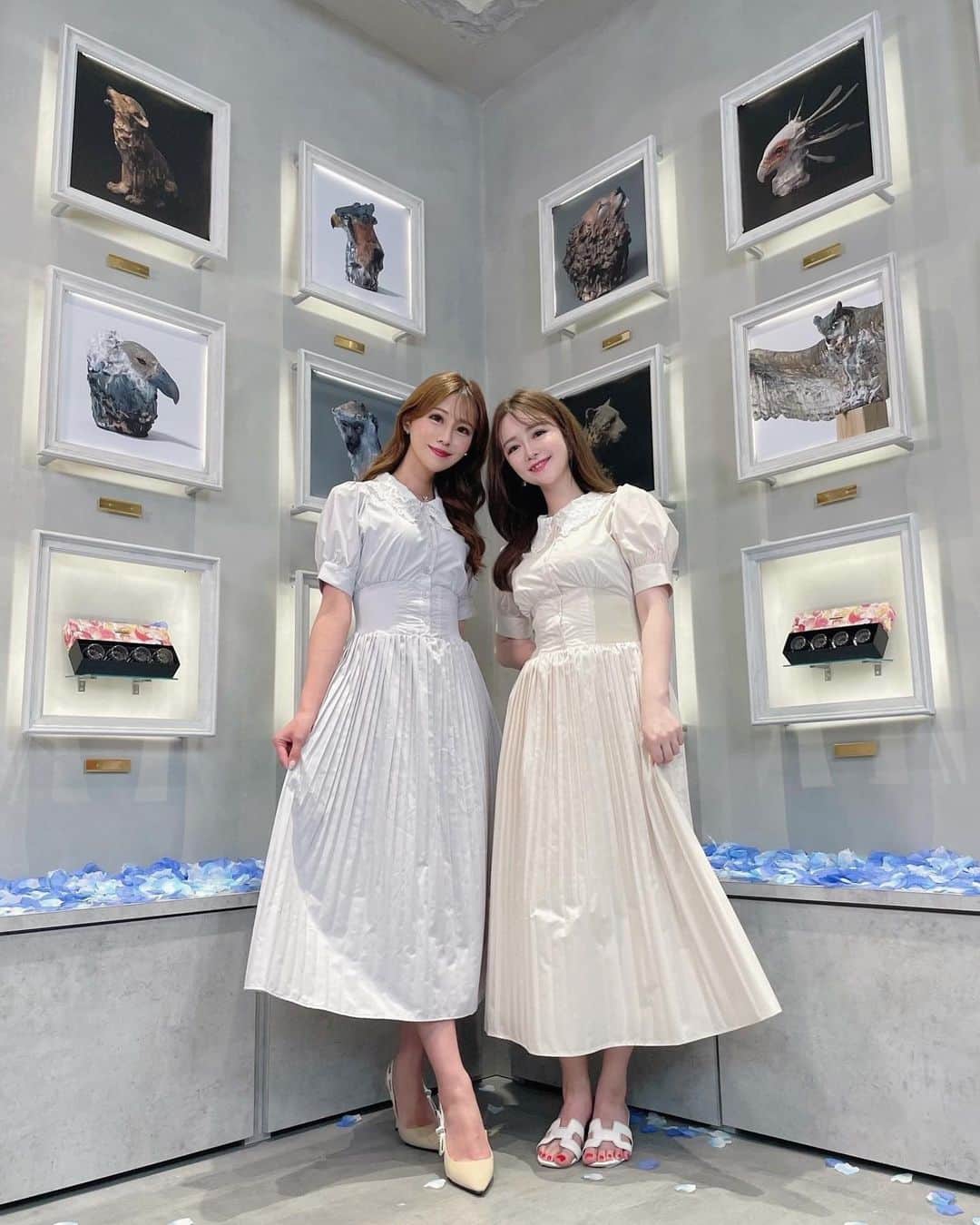 のインスタグラム：「▼  𝑂𝑆𝑂𝑅𝑂  女神のように美しきりかちゃんと ◡̈  ルワンジュのお披露目会の日、 コラボのワンピースでお揃いコーデしましょう！ と誘ってくれたのです🥹💕  大好きなお友達とこんな幸せなお揃いコーデが できるなんて✨幸せで胸がいっぱいになりました💕 りかちゃん本当にありがとう💖  ご購入頂いた皆様からのメンションやご報告も とても嬉しいです🫶🏻💕  初回販売時、瞬殺だったこちらのワンピースは 今なら再入荷していますのでお見逃しなく◡̈   ■tocco closet / トッコクローゼット @tocco_closet  × tadeaya コラボレーション🇫🇷 "繊細なホワイトレース襟が映える華やかなワンピース" Size : Free Color : ベージュ、アイスグレー Price：¥6,600 バックレースアップでウエストの調節が可能です🪡  #お揃いコーデ  #リンクコーデ #お揃い #tocco #toccocloset  #トッコクローゼット  #大人可愛い #コラボ #collaboration #レース襟 #fashion #お洋服 #襟付きワンピース  #lacecollar  #パフスリーブ　 #きれいめコーデ  #コルセット #ワンホン　 #美人百花 #色違い」