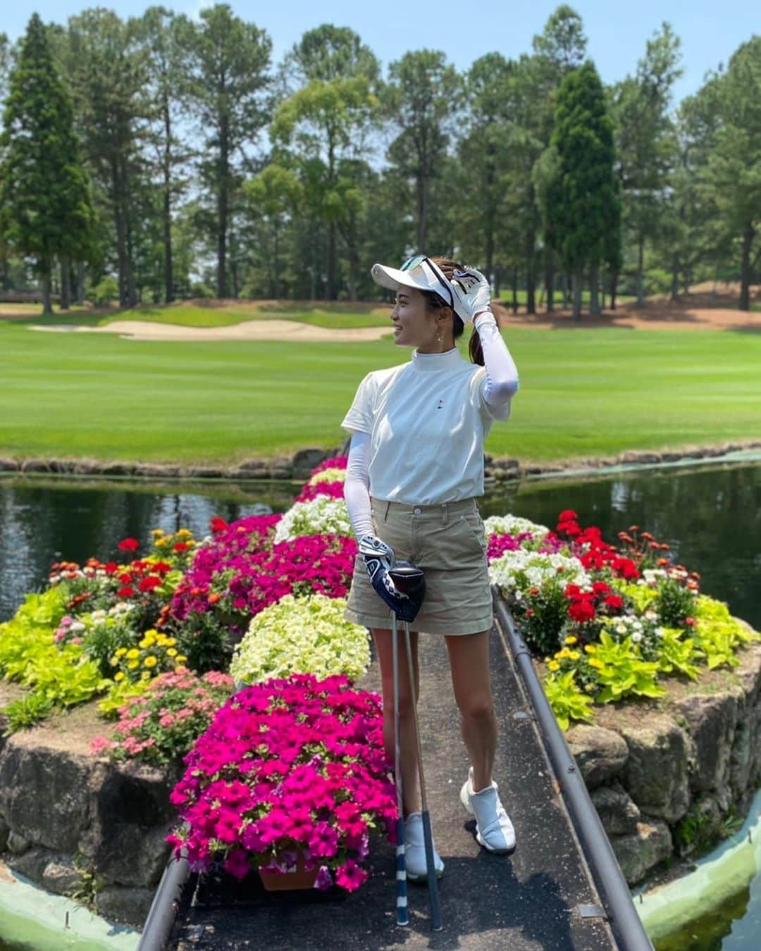 小島瑠璃子のインスタグラム：「⛳️ 初遠征ゴルフは兵庫県！ 名門・六甲国際ゴルフ倶楽部🏌️‍♀️✨ コースはとっても綺麗で気持ちよくて 大好きになりました！ 気心知れたサタプラのスタッフさん達と ワイワイ回れて楽しかったです❣️ ゴルフは誰と行くかも超大事✨  郵送が間に合わなくてゴルフバック担いで 新幹線に乗り大阪まで運びました🤣 #ゴルフ#ゴルフ女子」