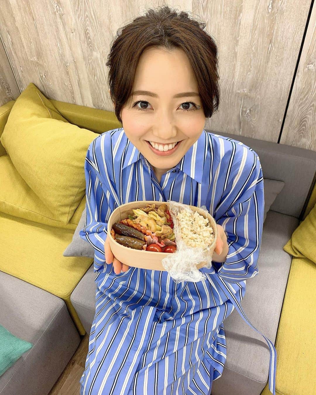 のインスタグラム：「昨日は久々にお弁当を持参🍙✨  回鍋肉をたっぷり作って詰めただけ！という簡単メニューでしたが、 なんだか少しだけ身体に良いことを出来た気がして自己肯定感が高まりました🥺💓笑  頂き物の名前入りのお弁当箱🤭✨ 癒される木の香り…🥰🤤  カラフルなお弁当包みもお気に入りです🥰🎨  また作ろう！ 、、と思いつつ、 今夜のお夕飯は買って食べます〜😂笑  今夜のαも是非お付き合い頂けたら嬉しいです😊💜  #お弁当 #名前入り #れいな #最近のごはん事情 #LiveNewsα」