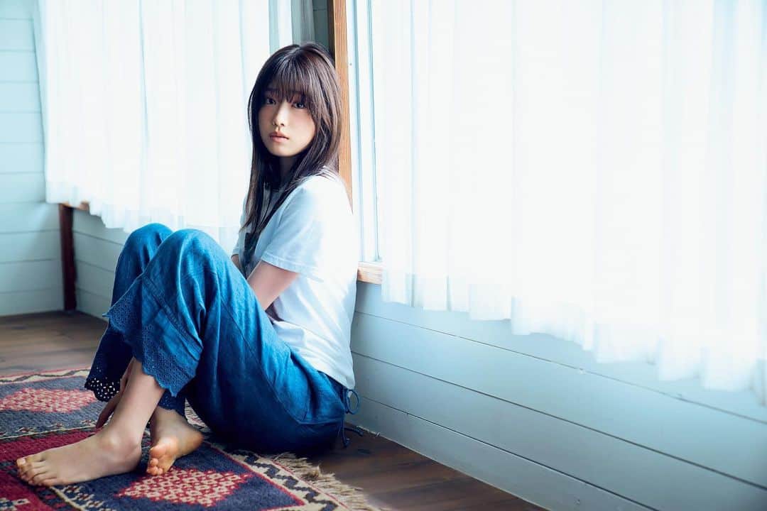 週刊少年マガジンのインスタグラム：「2022年6月15日（水）発売の、「#週刊少年マガジン 」29号に、女優として活躍し続けている、#高橋ひかる さんが登場！  20歳になり、さらなる魅力を携えて活躍の幅を広げている。そんな彼女の素顔をお見逃しなく！  -----  撮影 / 神藤剛 スタイリング / 武久真理江 ヘアメイク / 横山雷志郎 デザイン / 坂上和也（banjo） 衣装協力 / mixxdavid / 45R / JINS」