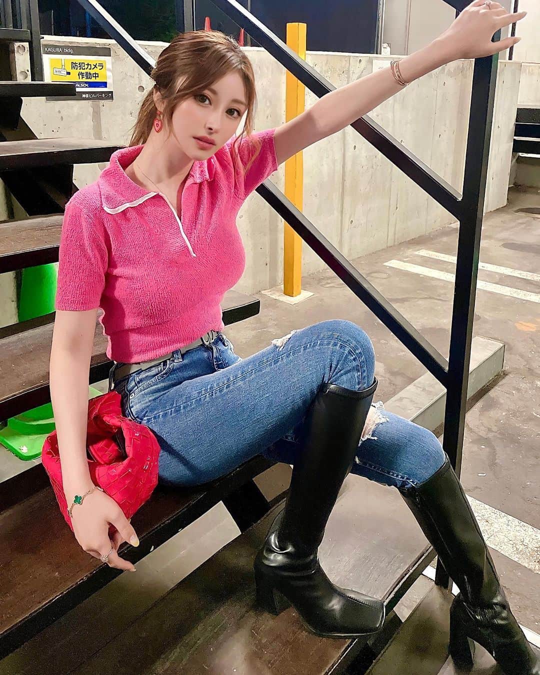 藤咲めいのインスタグラム：「最近あったかくて@jacquemus のトップスやっと着れたよ😚💗 ピンクは元気出る🥰  背中が全開きだからちょっとドレッシーなアイテム🫣💕  #jacquemus #ピンク #pink #gyda #denim #デニム #ロングブーツ #ミニジョディ #bottegaveneta #ootdstyle #fashionsnap #snap #photogram」
