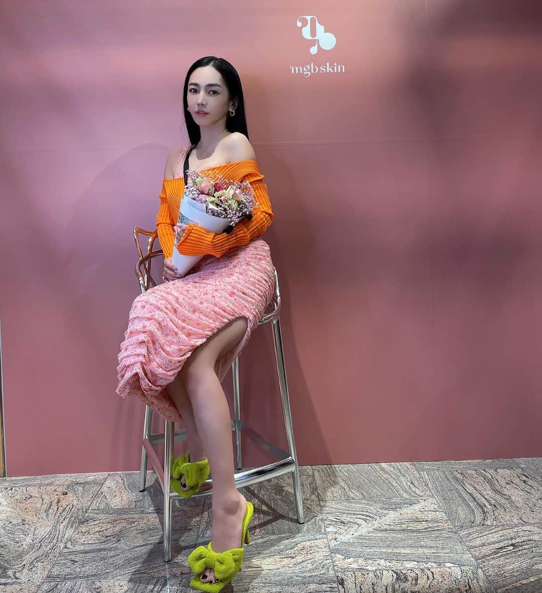 megbabyのインスタグラム：「嬉しいニュースがあります❤️  好消息❤️ mgb skin开始在天猫国际的“全日空海外旗舰店”销售啦✨ 在中国的朋友们以后就可以轻松的享受我们的商品了 货已经在国内保税仓里，下单马上就到的哦🚚💕  mgb skinの商品が中国最大のオンラインショッピングモール天猫国際で販売スタートしました🐼 初のライブコマースが7,600人以上の視聴😳中国でもmgb skinが注目され始めていてうれしい🥺❤️  世界の全ての方へ幸せをお届けできるように頑張るぞ💪🏻❤️‍🔥❤️‍🔥❤️‍🔥🫶🏻  @mgb_skin_global 🌐💞 #mgbskin #mgbskinglobal」