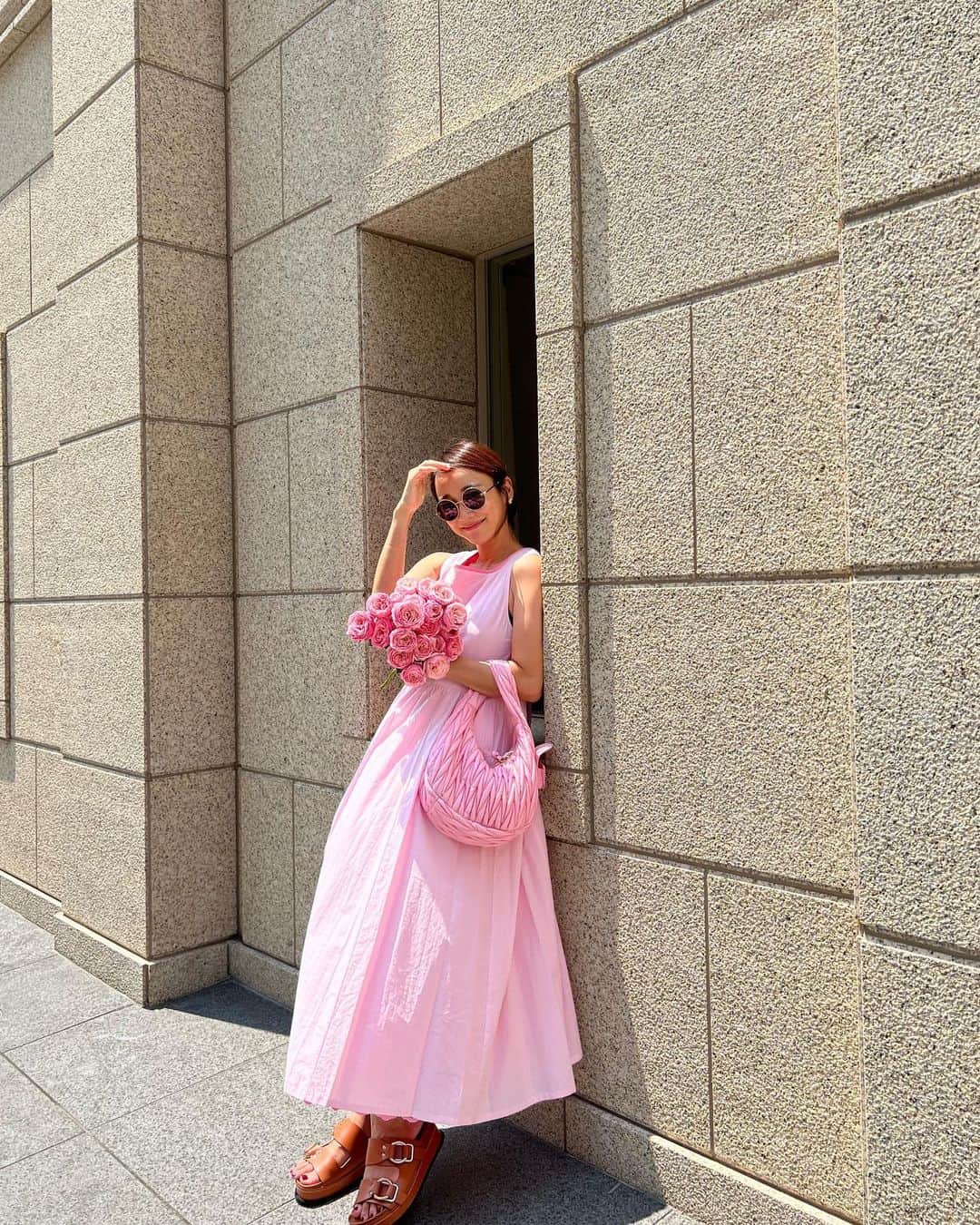 村上沙織さんのインスタグラム写真 - (村上沙織Instagram)「pink!  リバイバルのリバーシブルワンピ。今年のpinkは鮮やかピンクとふんわりピンク♡  裾のレースは見えたり見えなかったり！  #rosymonster」6月17日 19時24分 - rosysaorimonster