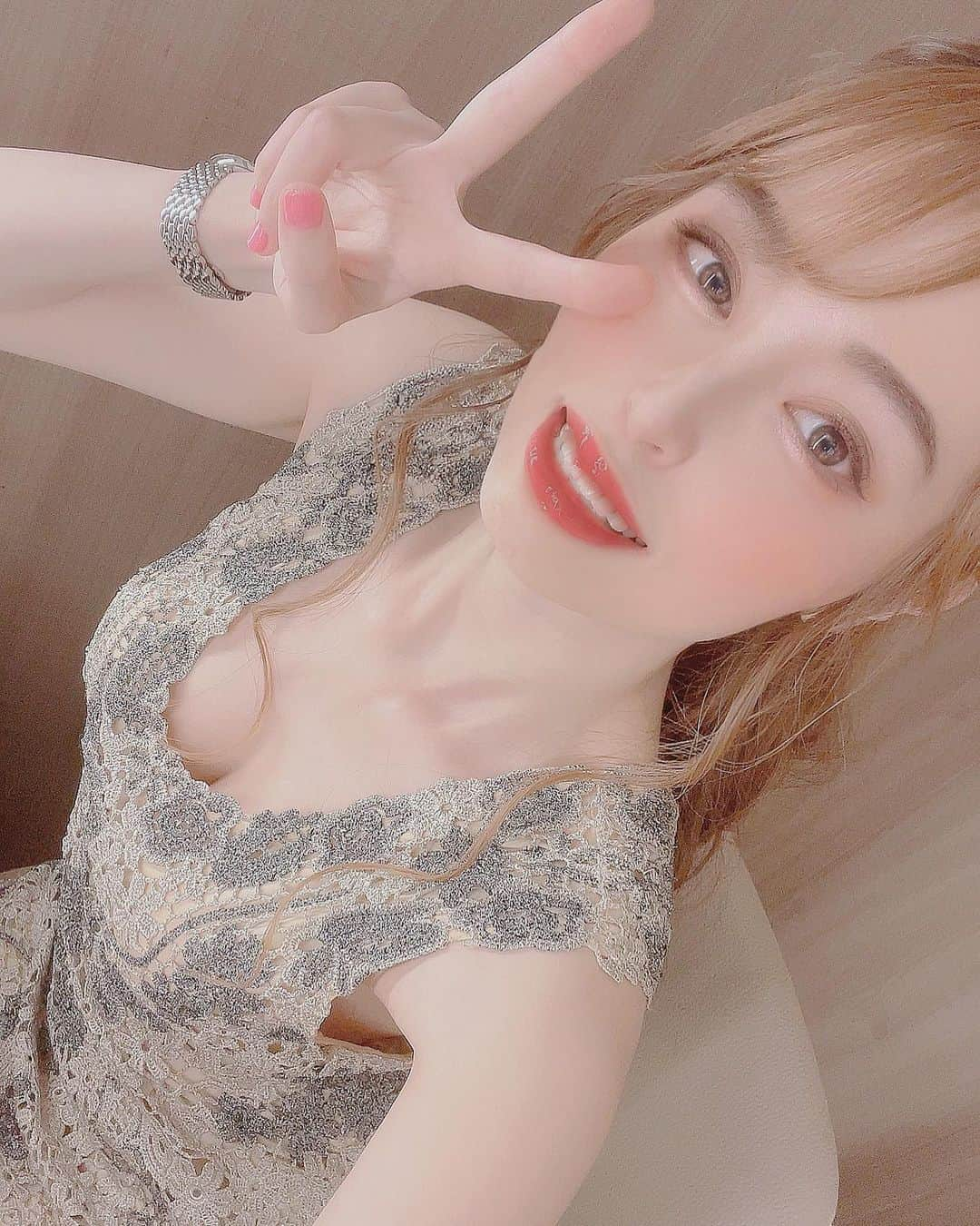 和田真里のインスタグラム：「温泉グラドルと夜のお仕事をしています🫧🤍 ． #グラビアモデル #温泉モデル  #インスタグラマー  #温泉 #温泉女子 #温泉ソムリエ  #銭湯 #露天風呂  #混浴 #混浴露天風呂 #野湯 #秘湯  #camera #photo #travel #YouTube  #一人旅 #旅好きな人と繋がりたい #旅スタグラム #銀座 #銀座ホステス #銀座クラブ #六本木 #歌舞伎町  #キャバクラ #スナック #ガールズバー #ホステス  #crewのそんな1日 #わだまり ☺︎︎︎︎」