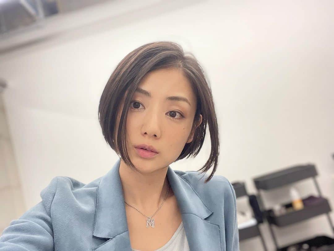 のインスタグラム：「✂︎  じつはじつは...  念願のショートヘアに なりました！✨  ドッキリじゃないよ😂 数年前から ずっとずっと切りたかったのです！ とってもすっきり✂︎  いつもお世話になってる FONS'の堀川智明さんに 素敵にしていただきました！  ドラマ『警視庁強行犯係 樋口顕』でのニューヘア藤本由美も お楽しみに💫  #強行犯係樋口顕　 #テレ東　 #fons  #moemikatayama」