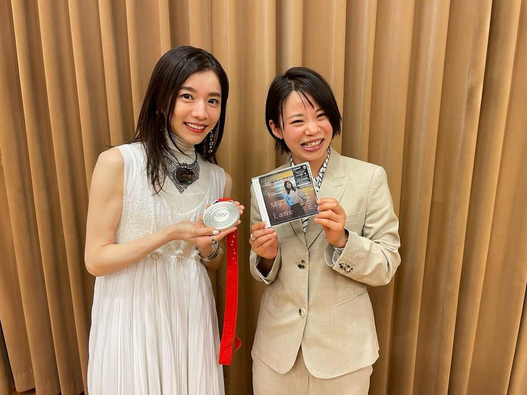 高木菜那のインスタグラム：「オリンピックコンサート2022 オーケストラの方々の演奏も素晴らしかったですしmiletさんの歌も本当に素晴らしかったです✨ miletさんの歌が聴けるのをすごく楽しみにしていたので本当に感動しました🥹✨ 写真も撮っていただけて幸せいっぱいの1日でした❤️ #オリンピックコンサート2022  #milet」