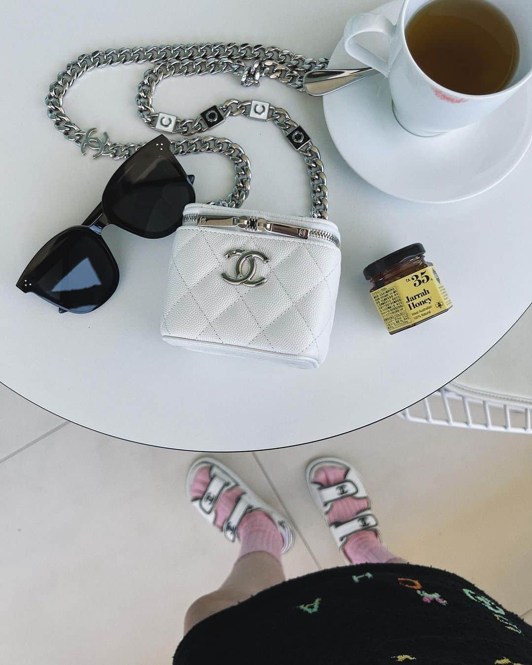 翁安芸さんのインスタグラム写真 - (翁安芸Instagram)「🕶☕️🍯🐝💓  Bag&Shoes #chanel #シャネル Sunglasses #gentlemonster #farfetch  Socks #wray  Honey #abuzzfromthebees #thebees   #akiweng」6月18日 6時26分 - akinyc