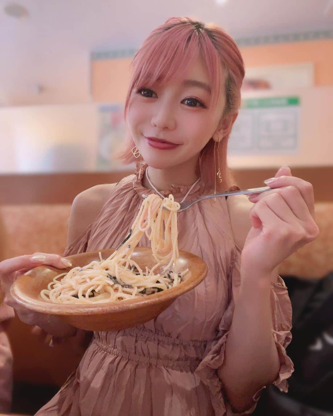 織田唯愛のインスタグラム：「最近、減量のために自炊してたけど 誰かと食べるごはんは 我慢せず食べちゃうのである‪✌︎('ω')✌︎ . たらこは、最強⸜(*ˊᗜˋ*)⸝ . . この日は、めんばーと麻雀した‪✌︎('ω')✌︎ . .  #ボブヘアアレンジ  #天使  #アイドル  #推しがいる生活  #麻雀  #雀魂  #配信  #たらこパスタ  #たらこ  #グラドル  #グラドル自撮り部  #女子会  #役者  #ピンクカラー  #ライトニング  #五等分の花嫁  #いちか  #織田いちか」