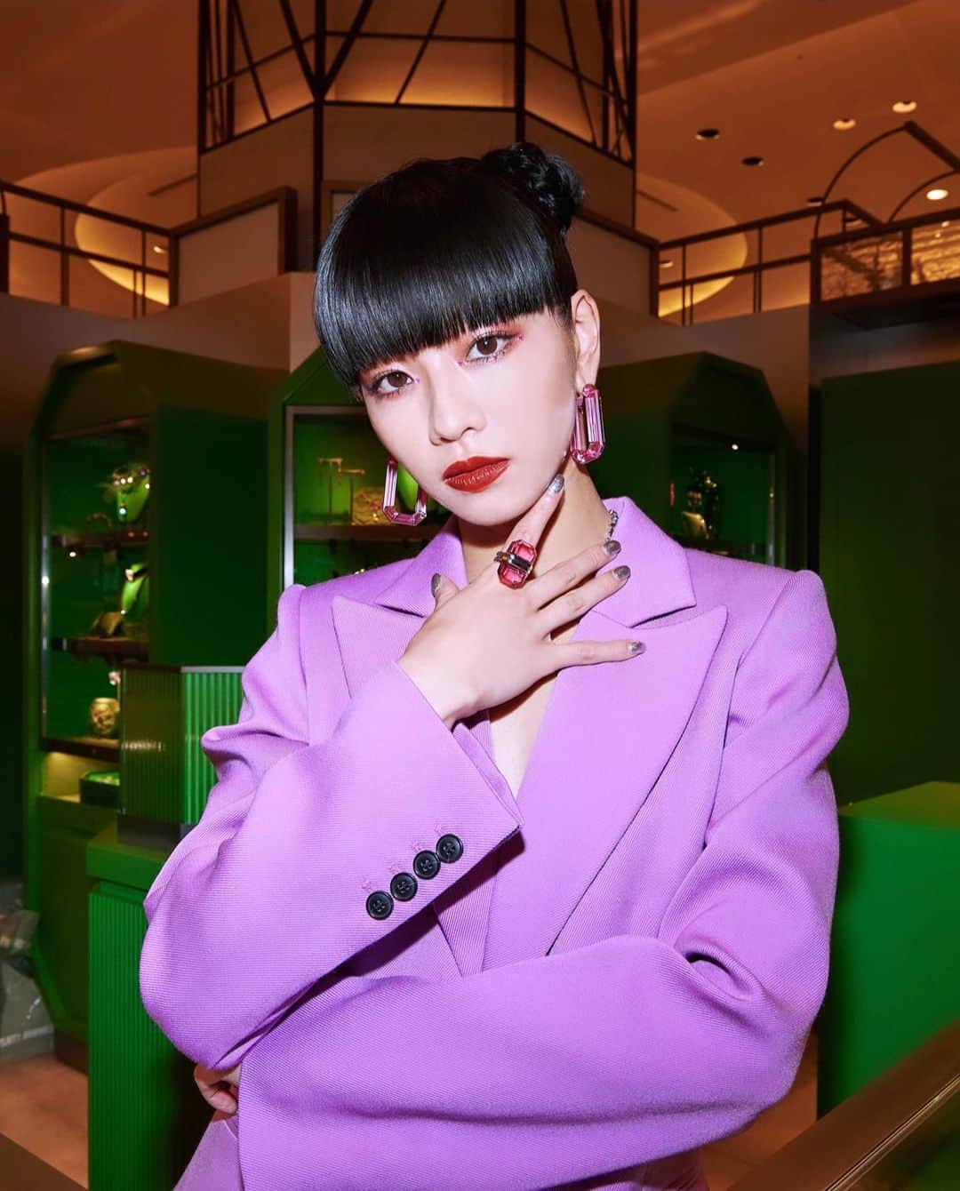 のインスタグラム：「ㅤㅤㅤㅤㅤㅤㅤㅤㅤㅤㅤㅤㅤ  SWAROVSKI @swarovski  リニューアルオープンした阪急うめだ本店へ💎 ㅤㅤㅤㅤㅤㅤㅤㅤㅤㅤㅤㅤㅤ  新しいコンセプトを踏襲した店舗もジュエリーもとっても綺麗で、見ているだけでうっとりでした。 私はピンクのジュエリーに合わせて衣装もヘアメイクもPINK MOOD🌷 素敵な時間をありがとうございました☺︎   ㅤㅤㅤㅤㅤㅤㅤㅤㅤㅤㅤㅤㅤ @swarovski #Swarovski #スワロフスキー阪急うめだ #スワロフスキージュエリー #sponsored」