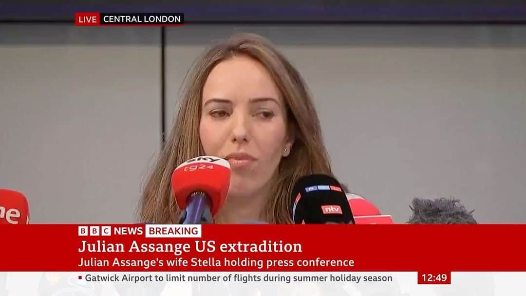 WikiLeaksのインスタグラム：「"We're going to fight this... I'm going to spend every waking hour fighting for Julian until he is free, until justice is served" | Julian Assange's wife responding to decision to approve his extradition to the US for publishing, where he faces a 175 year sentence @stellamoris7」