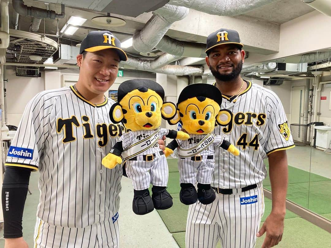 阪神タイガースさんのインスタグラム写真 - (阪神タイガースInstagram)「今日のヒーローは2本塁打の活躍！大山選手と、9回を締め来日初セーブをあげたアルカンタラ選手です！ #今日のヒーロー  #大山悠輔 選手 #ラウルアルカンタラ 選手 #阪神タイガース  #イチにカケル！」6月17日 21時42分 - hanshintigers_official