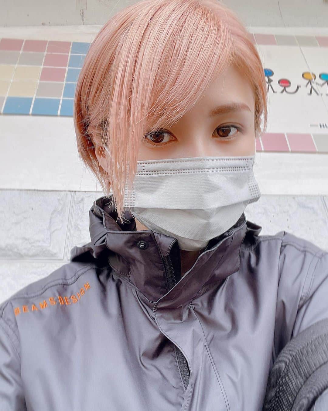 加藤優のインスタグラム：「.  昨日のテレビ神奈川の放送、 ご覧いただいた皆さまありがとうございました✨  Sunny Catchball 女子野球塾のことなど 取り上げていただき、 加藤家の猫ちゃんもTVデビュー(笑)  かわいかった…🥲✨  髪の色もピンクシャンプーで継続中🧴🍑  #さにー塾 #sunnycatchball女子野球塾 #サニーキャッチボール女子野球塾 #女子野球 #加藤優 #ピンク髪 #ピンクヘアー #ピンクシャンプー」