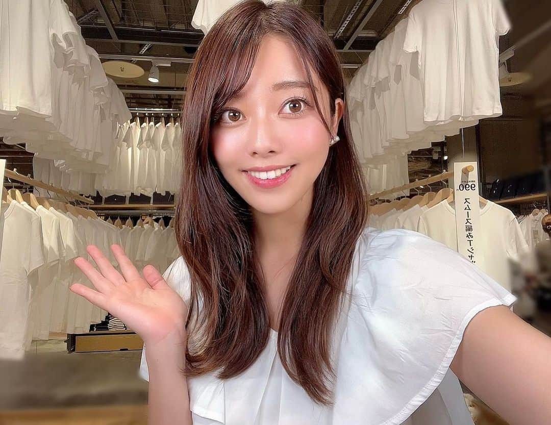 八幡美咲のインスタグラム：「YouTube撮影🤍🤎 今日は金曜日！ ということで先程20時に 新しい動画が投稿されました✨  今回は 【知らないとマズイ。  大人女子の白Tシャツ選び】  です☺️💓 白Tシャツの教科書のような動画になったんじゃないかな？  990円のTシャツって クオリティどうなんだろう？って思ってるそこのあなた ぜひご覧ください🥰  YouTubeで八幡美咲と検索するか インスタのトップ画のURLから飛べます✈️💨」