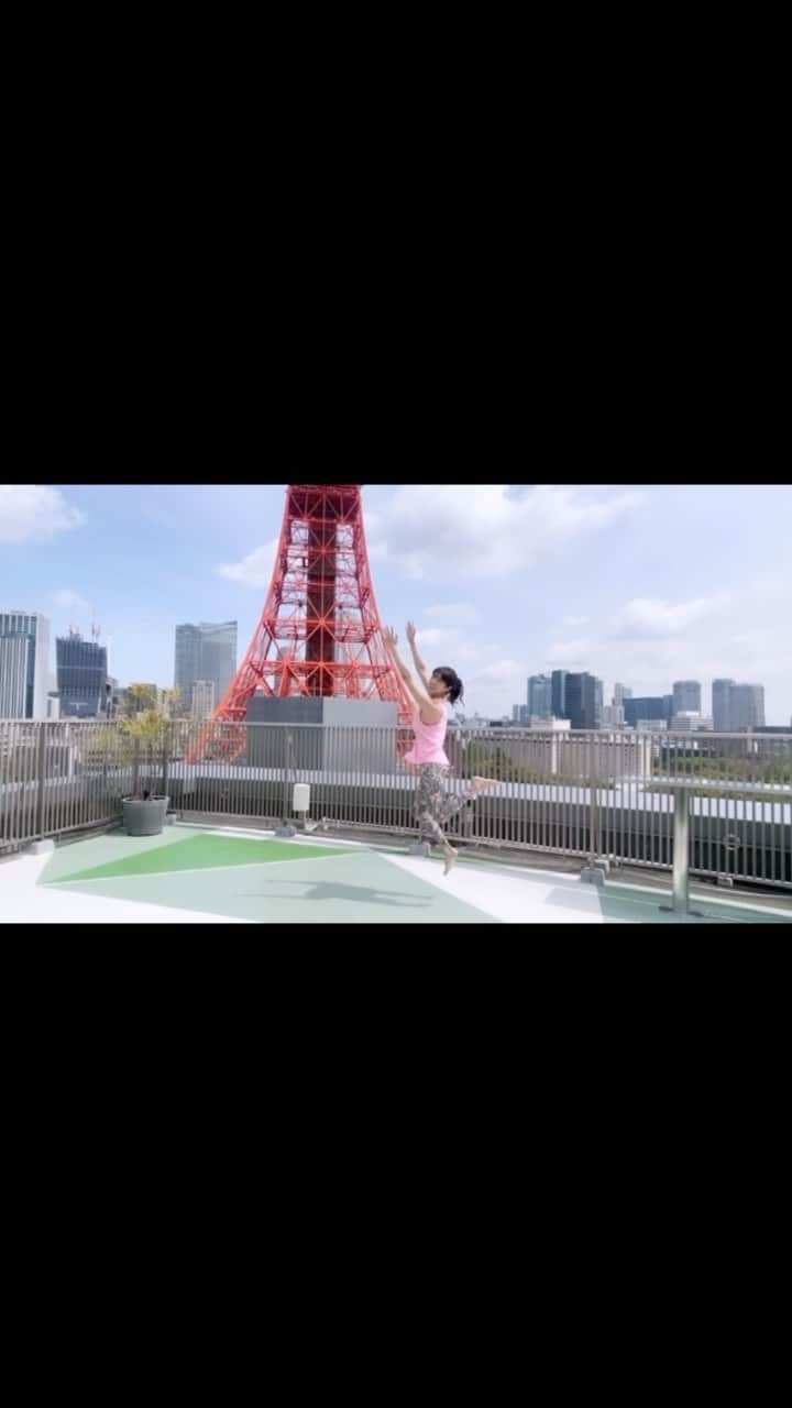 わちみなみのインスタグラム：「YouTube更新しました🗼  #pilates #ピラティス #ストレッチ　#トレーニング　  @growthbyioq  東京タワーが見える屋上で楽しくピラティスしました☺️✨ 中のシェアオフィスもとってもおしゃれだったよ🪄」