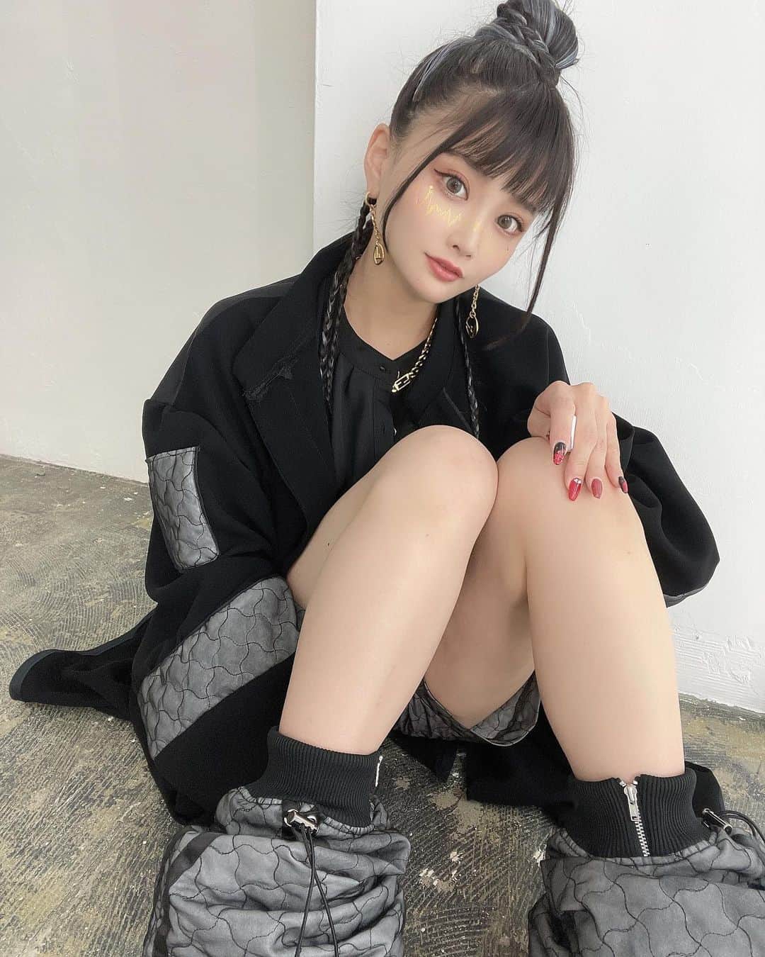 赤羽もものインスタグラム：「曇り時々雷⚡️   #ファッション  #コーデ  #編み込みヘア  #撮影モデル  #fashion」