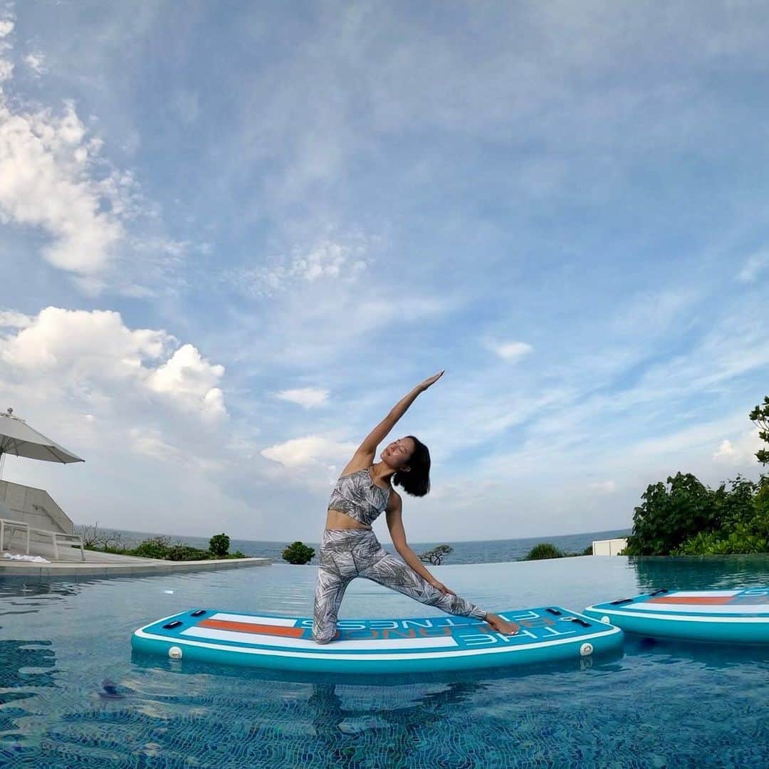 西澤絵理のインスタグラム：「. はじめてのSUPヨガ🏄‍♀️❤️ 景色のいいところでやりたい〜と ずっと心の中で思っていて念願叶いました🐢  基礎ポーズでもグラグラして難しい。 いつもと違う感覚が楽しい〜😚  そして終わった後のSUP上でのシャバーサナが 至福のひとときでした‥❤️ ときどき目を開けて空を見るのが最高🥰  #SUPヨガ #宮古島の思い出 #ヨガ #宮古島ヨガ」