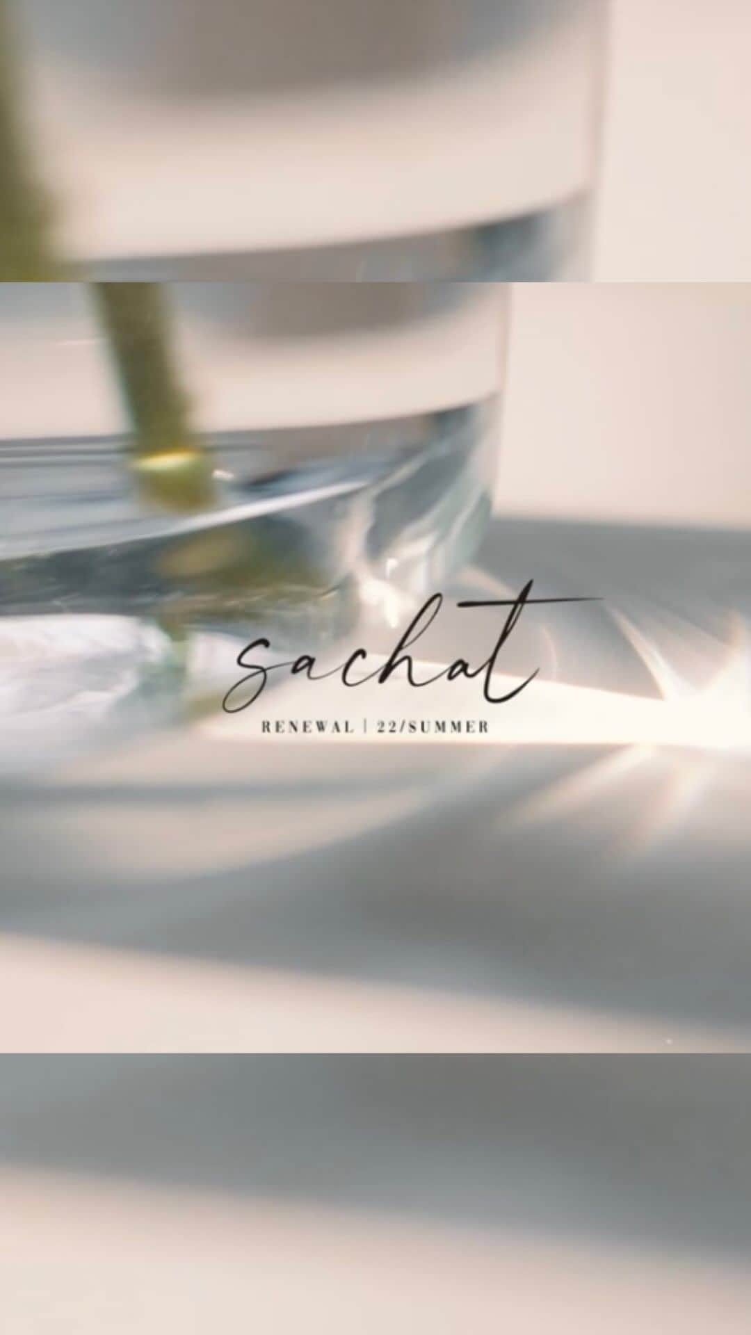 のインスタグラム：「本日6月17日より、 @sachat__official のオンラインショップが待望のリニューアルオープン。  sachatの2022 夏の新作が大好評発売中。 プロフィールURLより是非ご覧ください🌿  Film by @kento_films .  #sachat  #サーシャ」