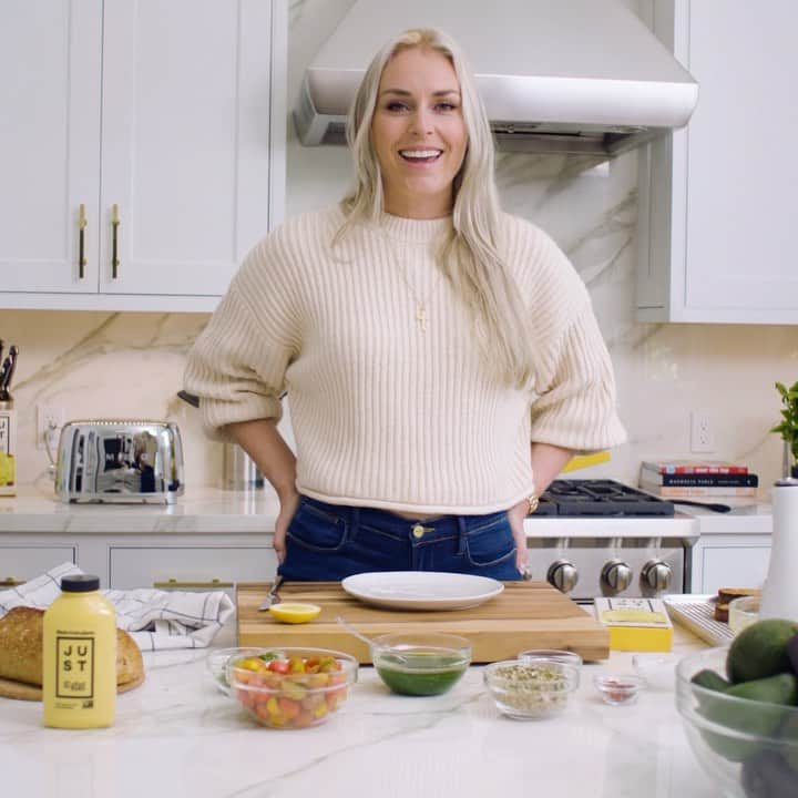 リンゼイ・ボンのインスタグラム：「It’s all about what you put into your mornings..     I’m proud to announce my partnership with @JUSTEgg as a brand ambassador and an investor in the company. I care deeply about the food I put into my body, and how it impacts the planet. Try my LV Alpine Toast recipe and let me know what you think. Link in bio. #ReallyGoodEggs #JUSTEggPartner     LINK: https://bit.ly/LValpinetoast」