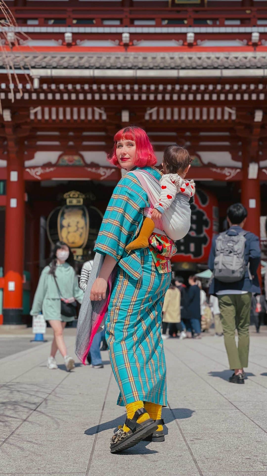 Anji SALZのインスタグラム：「Not my best work but - a little look at how I tie the wrap on my back when wearing baby with kimono 👘  (Should’ve tightened it better but I was in a rush to catch my train 😅) Wrap by @didymos_babywearing rented from @moinmoinbaby 💖  #babywearing #babywrap #didymos #onbuhimo #おんぶ #ベビーウェアリング #ベビーラップ #kimono #着物 #和装」