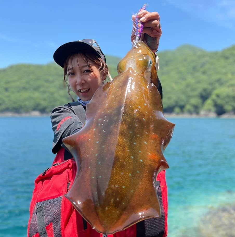 あさいあみのインスタグラム：「あみちゃんのもっと釣りたい🎣 最新話公開しました〜❗️❗️  今回は三重県尾鷲のだいちゃん渡船で沖磯🦑 エギング〜🦑🦑🦑  今回は伊藤さんも私も初めての尾鷲の沖磯で ドキドキとワクワクが止まらない釣行でした🦑  尾鷲のエギングは今年は良さそうなので ずっとやりたかったんです✌️😁 念願でした🦑  が❗️❗️この日はなかなかの厳しい状況😂  最後の最後でかましたキロアップは 最高に嬉しかったでーす🦑  @duel_yozuri のYouTubeの 最新話ご覧ください❗️❗️   #asian#Japanese#girl#instagood#ig_japan#ガチ釣りガール#釣りガール#釣り好き#ガチ釣り#アングラードル#duel#hardcore#yozuri#チームduel #あみちゃんのもっと釣りたい#あみ釣り#あさいあみ #fishing #fishinggirls#shimano# #釣り#낚시여자#갂시좋아#YouTube#三重県#尾鷲#だいちゃん渡船#アオリイカ#XESTA」