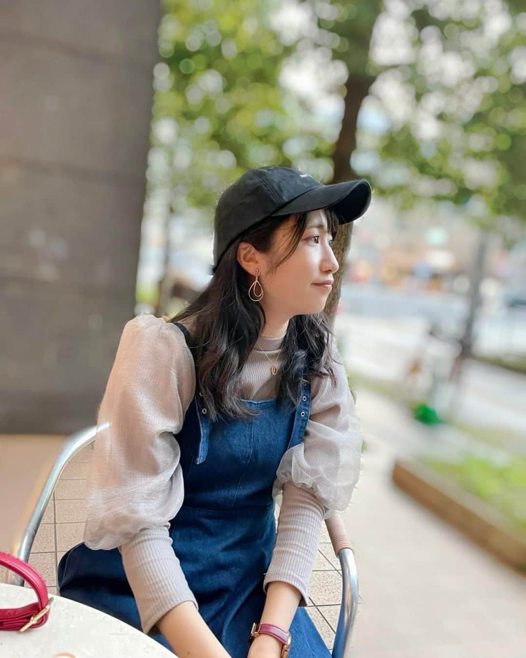 加藤一華のインスタグラム：「. ☕️☕️☕️  学生時代語り合いたいときは ドリンクバー集合！だったのに 今じゃカフェ☕️🌿🫰  大人になったね🫠しみじみ💭  #キャップコーデ  #ootd #飲んだのはもちろん #カフェラテ」