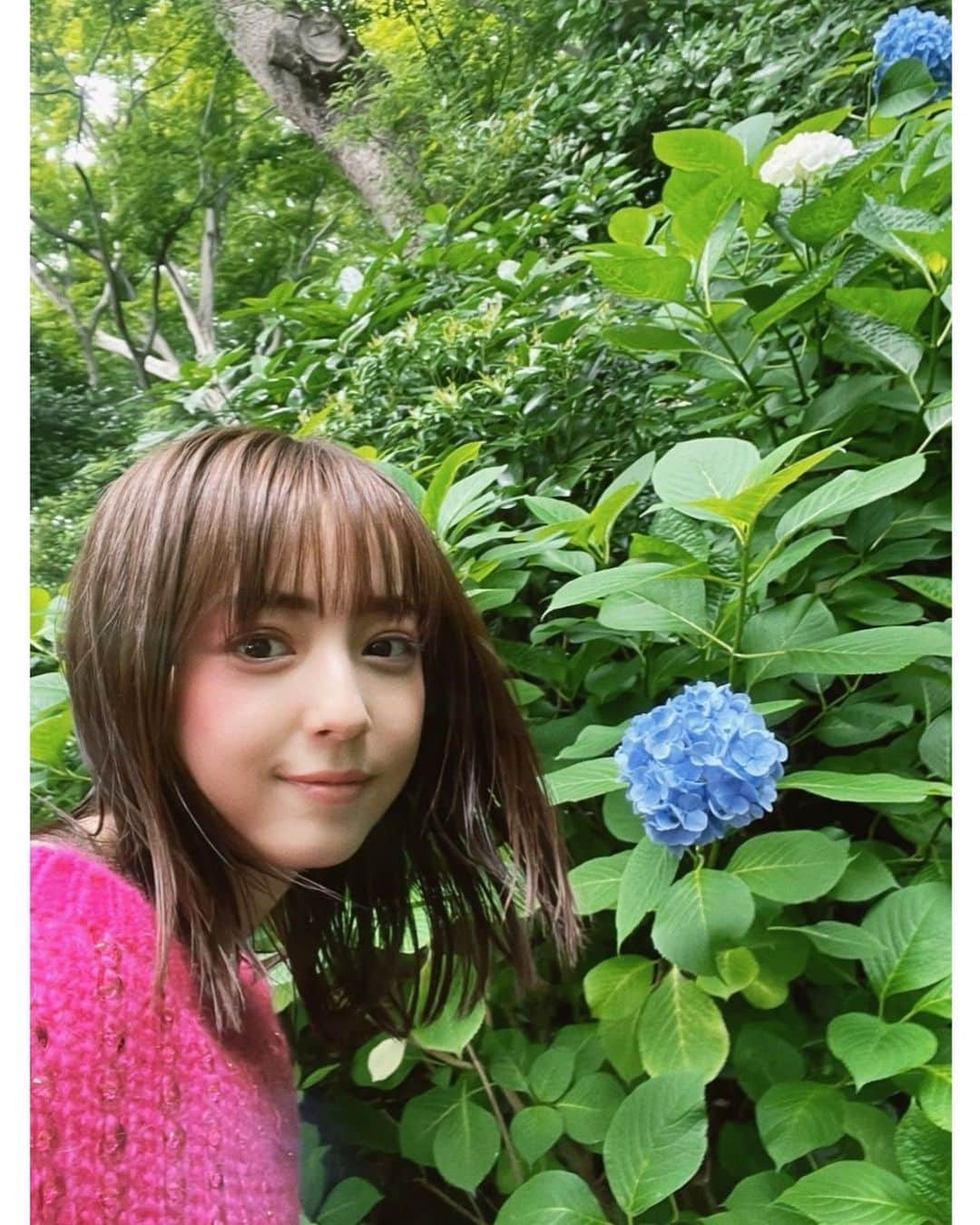 佐々木希さんのインスタグラム写真 - (佐々木希Instagram)「今日は いつもとはガラリと違ったヘアメイクとスタイリングで新鮮な気持ちでした🕊 緑の多い場所での撮影で、とても気持ちよかったです。 自然の香りに癒されます🌿  #Valentino」6月17日 22時57分 - nozomisasaki_official