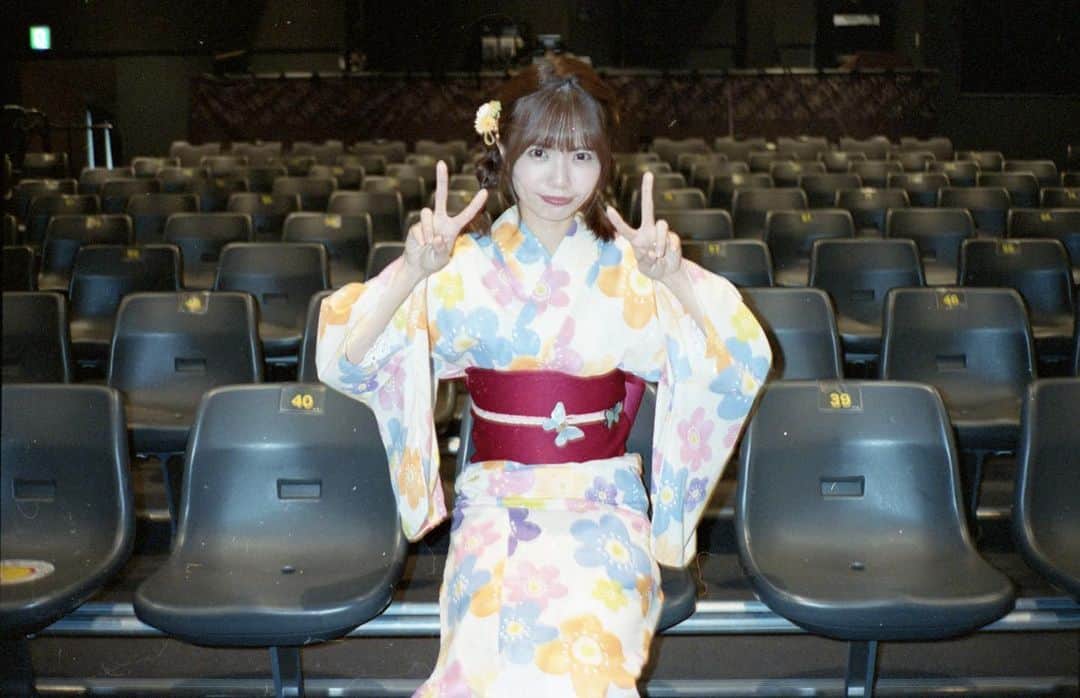 渕上舞のインスタグラム：「ご報告です🦋 ⁡ 来週6月22日発売の15thシングル 「ビーサンはなぜなくなるのか？」 ⁡ 通常盤TYPE-Aに収録されるカップリング曲 『 向日葵の水彩画 』 センターを務めることになりました🌻 応援してくださっている皆さん、いつも本当にありがとうございます。 ⁡ この夏、皆さんの心に届く楽曲にできるよう、精一杯努めてまいります…！ ぜひ、フルサイズで聴いていただきたいです☺️ ⁡ 改めて、15枚目もよろしくお願いいたします🩴✨ ⁡ ⁡ #HKT48 #HKTビーサン #ビーサンはなぜなくなるのか #向日葵の水彩画 #渕上舞」