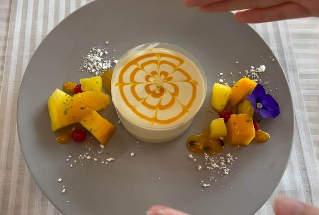 アグネス・チャンのインスタグラム：「Look at this fantastic presentation of a mango cream cake. We ate this In Kobe.」