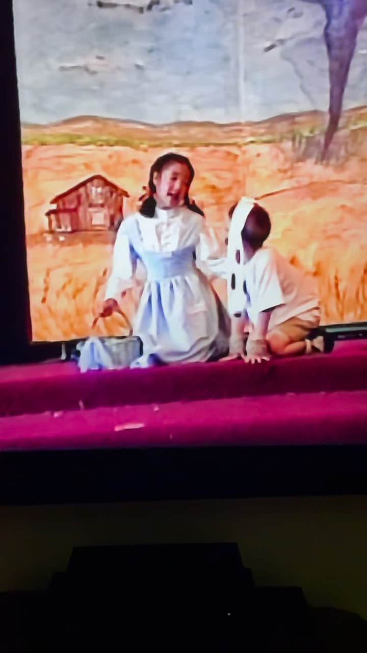 アライ・マキのインスタグラム：「my first musical theater show 🥹 I was such a shy kid around other people that my mom put me in theater camp. It’s been my home ever since. Thank you momma. I need to return to theater again and soon」