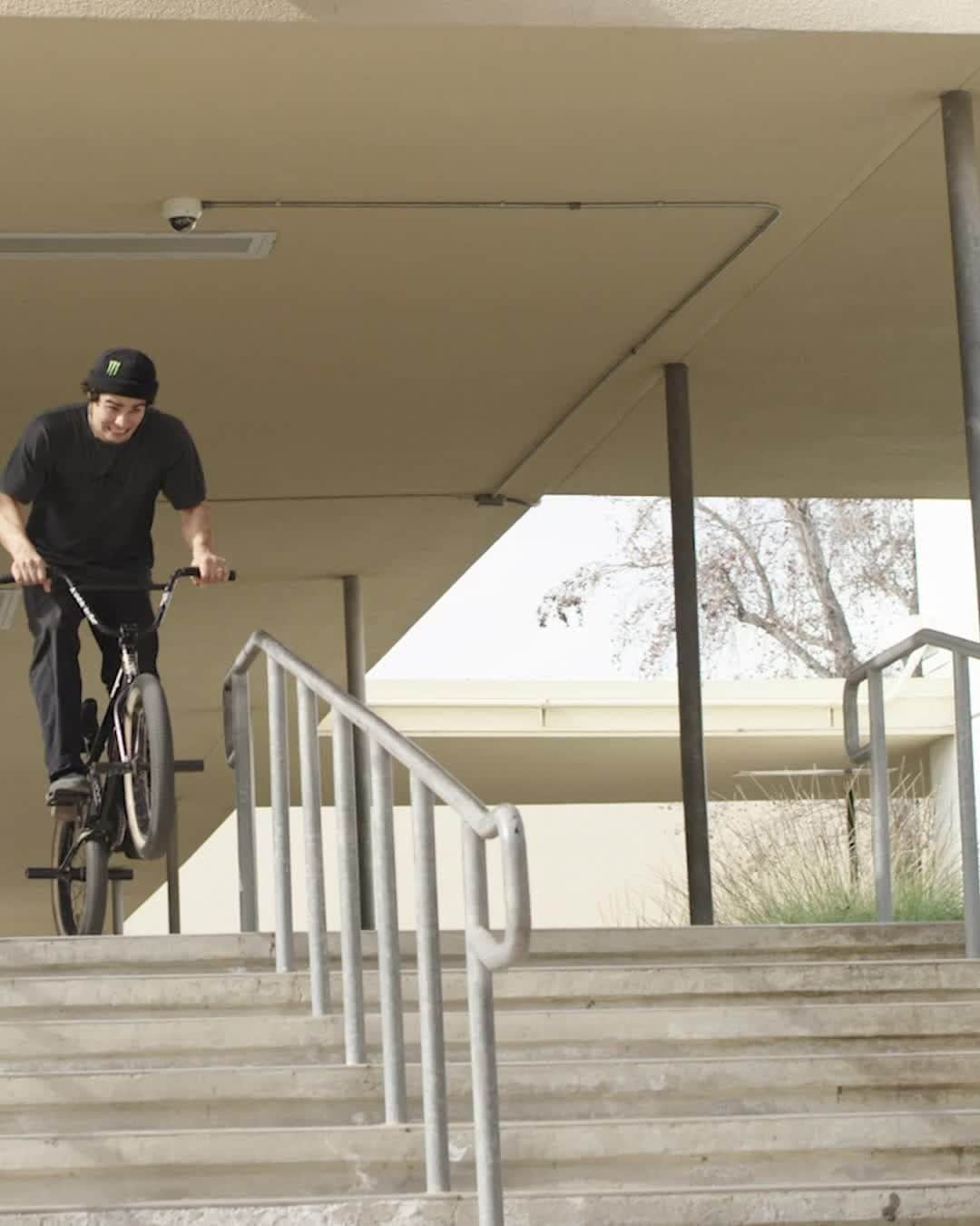 vansのインスタグラム：「Proudly presenting Con Todo, the latest short film from @KevinPeraza, directed by filmmaker and friend @JuaniZurita. Watch one of BMX’s most all-rounded riders deliver on dirt, park, and street now at youtube.com/vans」