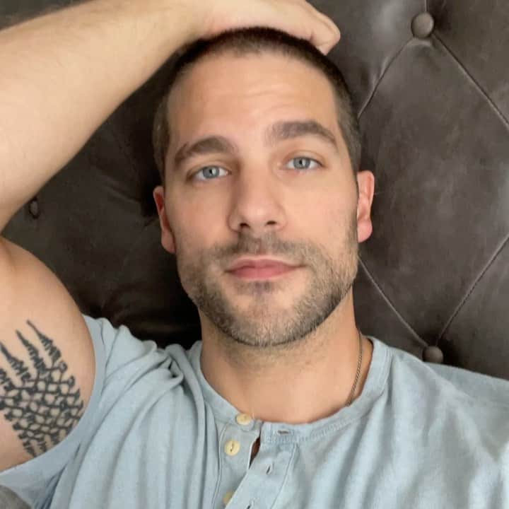のインスタグラム：「Charleston, SC, is beautiful in August! You can come hang out with me and some of my friends from Pretty Little Liars and some other EPIC cast members from Hart of Dixie, Friday Night Lights, Gossip Girl, Gilmore Girls, The O.C., Outer Banks, Teen Wolf, One Tree Hill and MORE! The show is Aug 19-21, and I’ll be there Sunday! There is even a concert with Tyler Posey, Shane West, and Bryan Greenberg. Tickets available at www.epiccons.com and more info can be found in the bio of @TripleELLC What a better way to spend a weekend with friends?! #epixandchill, #prettylittleliars #epiccons」