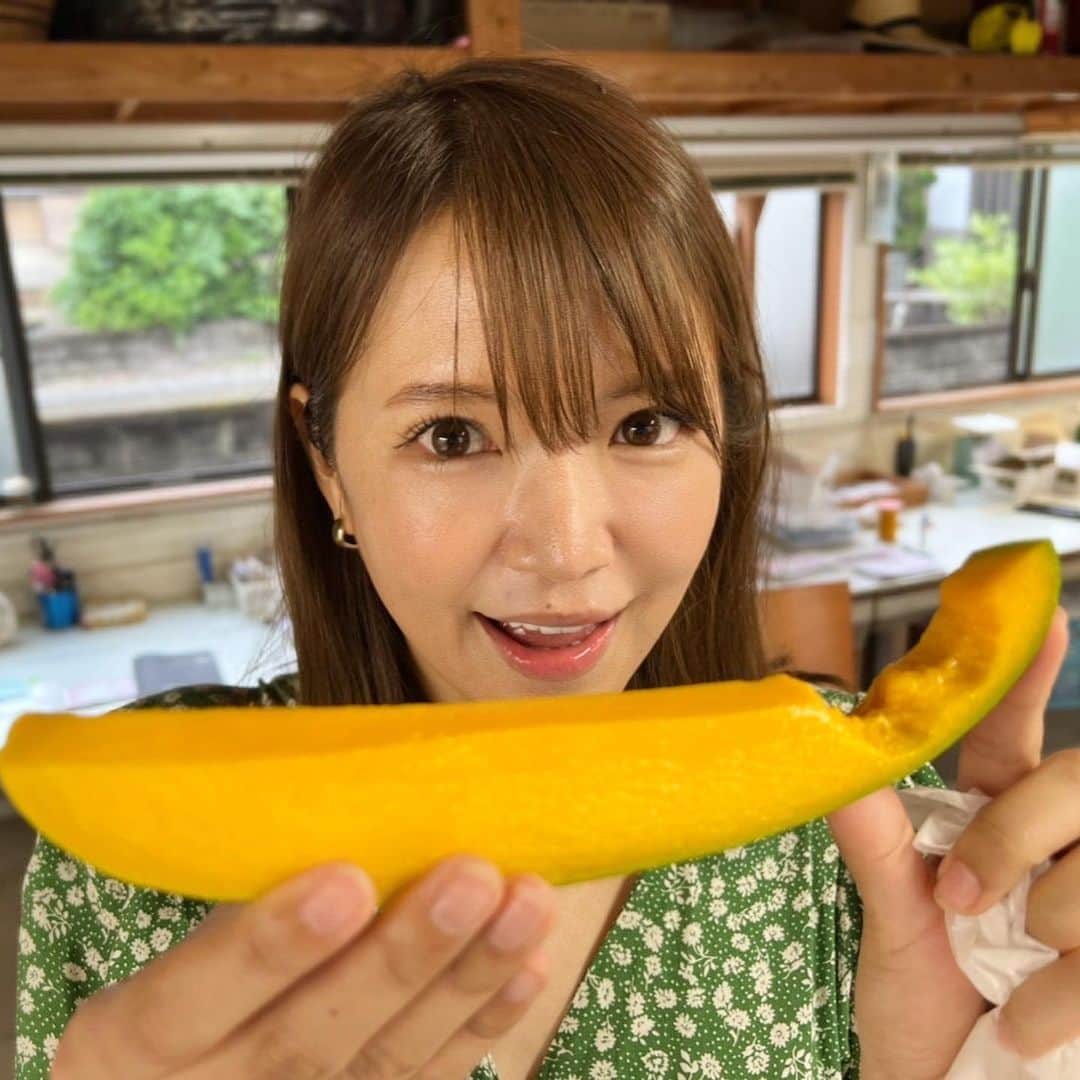内山絵里加のインスタグラム：「・ ・ 久能の｢さいもファーム｣さんのマンゴー🥭 おいしすぎて、おいしすぎて 感動でした！ ・ まさに、静岡の太陽の恵み🌞 さいもさんの愛情をめいっぱい受けて育つ 久能山マンゴーは世界一だと思っています🥭 時期によってさまざまな種類のマンゴーを 収穫されていて 味も全然ちがう美味しさなんですよ👱🏻‍♀️𓂃 𓈒𓏸◌‬ ・ 来週水曜日のふくわうちに 出演してくださる予定です❤︎ 久能山マンゴー ぜひ一度、ご賞味ください🥭 ・ #静岡 #久能山 #久能山東照宮  #マンゴー #久能山マンゴー #幻のマンゴー #さいもファーム」
