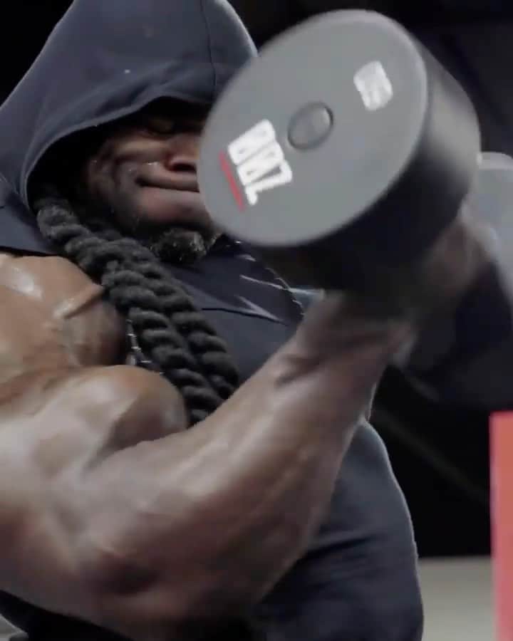 カイ・グリーンのインスタグラム：「As you walk into the gym, your heartbeat rises. Endorphins release. Your body and mind prepare for what’s to come. You’re hungry for the pain you’re about to endure. You continuously remind yourself that through suffering comes growth.  This isn’t about going through the motions. This is training like it’s your last day here. Make the most of every workout with the Kai Greene Signature Series D-MAKS from @ryderwear  Train with a purpose. The D-MAKs offer padded ankle support, latex heel cushioning, and a cemented grip to help keep you locked in, ready to push the limits EVERY DAY💯  Get yours through the link in my bio☑️  💲Save An Extra 10% Off 🔝Use Code: KAI10 💻www.ryderwear.com/kai」