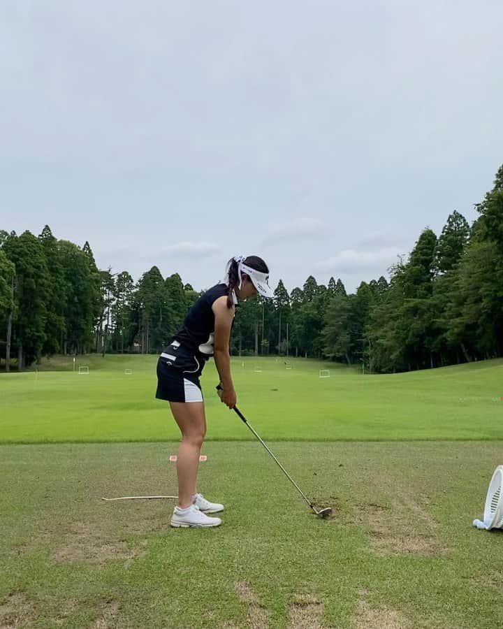 のインスタグラム：「. 最近のスイングとパター . 今日は気合いを入れて ノースリーブでした🎱 . ウエアが好評で嬉しかったので載せちゃおう . #ノースリーブ #気合い #の#予選通過 . #ゴルフ #ゴルフウェア #ゴルフスイング」