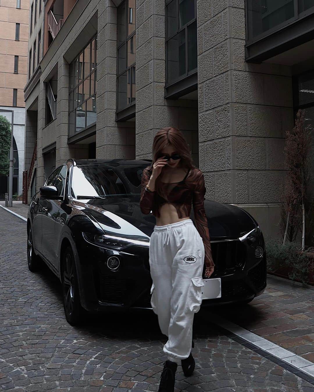 のインスタグラム：「With my car🖤  IRALのスウェットカーゴパンツどんなトップスにも合わせやすくて1年中すき🥺🫶🏻 もう残りホワイトのみです🤍🤍🦴  @iral_official」
