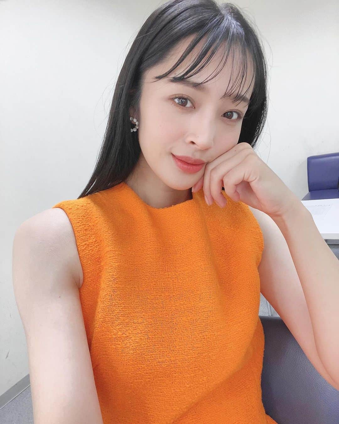 神部美咲のインスタグラム：「今夜も馬好王国よろしくお願いします💜 【クイズ✨競馬はじめて物語】 後編です💜  明日は15時から放送の みんなのKEIBAを見ながら インスタライブやります💓  【14：45〜　インスタライブ🖤】  インスタライブの名前決めたいな〜😌 なにがいいでしょう？😇  ぜひご覧ください♪  #馬好王国 #みんなのKEIBA #インスタライブ #競馬 #フジテレビ」