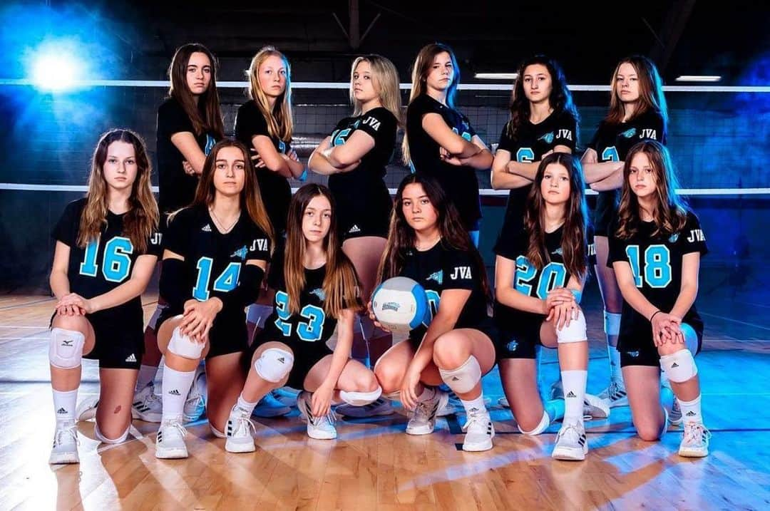 ランディ・オートンのインスタグラム：「My daughter Alanna (back row, 3rd from right)and her team, @crossfirevbc are at the AAU Girls National Volleyball Championships in Orlando Florida. She’s is a beast on the court. Shes built like me, long and lean, but she blows me away in terms of athleticism when I was a kid. She’s going to be scary on the volleyball court, but will continue to be the most considerate, thoughtful, caring, human being I know. She gets near perfect grades, babysits on her off time, makes sure everyone else is happy before thinking about herself and is a pleasure to be around no matter the circumstances. I couldn’t ask for a kinder, more beautiful teenage daughter to be so incredibly proud of! Alanna, this weekend is yours, I can feel it! But no matter the end result for your team, seeing you grow as a teammate and as a young woman while making all these memories, is just the absolute best thing a father could witness! No matter the result,  just make it home safe, so we can enjoy the rest of the summer in the pool! I love you Al and GOOD LUCK!!!❤️😘  I’d like to thank Alannas Coaches Mike Sanders, Steve Guckes, Ryan Streck and Allison O’brian for getting her and her team ready for Nationals!   GOOD LUCK! #stlcrossfire #stlcrossfireelitevolleyball  #stlcrossfirefamily」