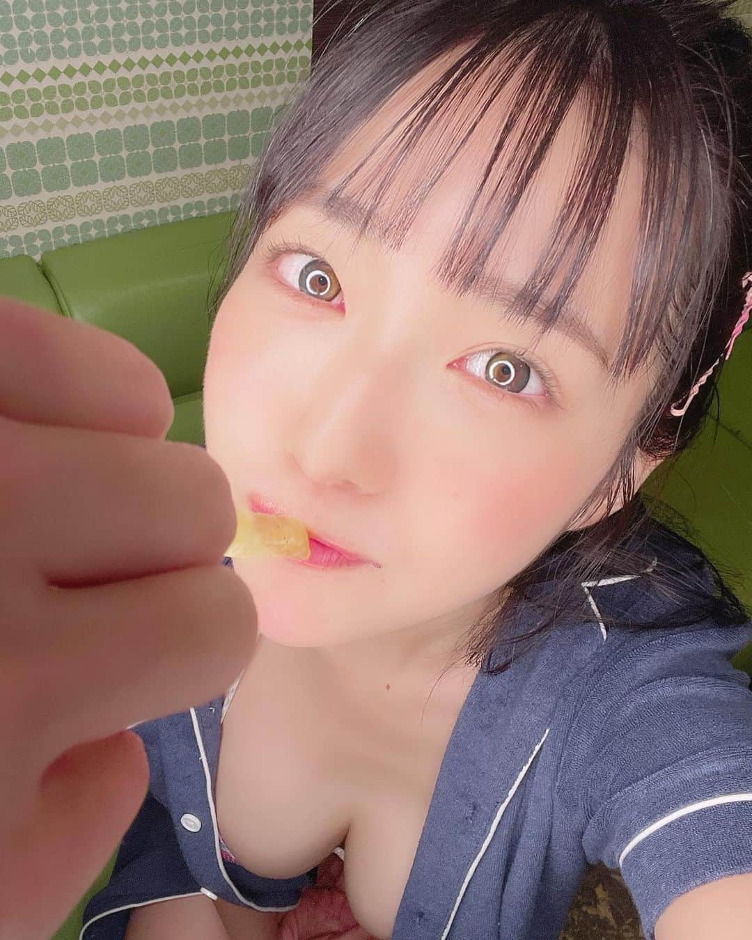 天羽希純のインスタグラム：「きすみに餌やりするとこんな感じだよ🐶  (ヤンジャン6/23㈭発売！ 6/25㈯はヤンジャン発売記念イベントも！)  #ヤンジャン #グラビア #gravure #水着 #ビキニ #swimwear #bikini #泳裝 #コスプレ #cosplay #谷間 #適乳 #巨乳 #フェチ #くびれ #太もも #脇 #鎖骨 #おへそ」