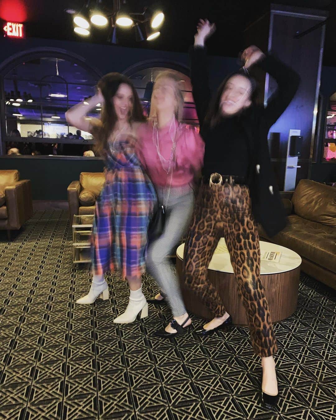 エリザベス・ヘンストリッジのインスタグラム：「friendships like these 💫  happy birthday you beauty @rebeccaebreeds   📸 @sandwallentertainment 📸」
