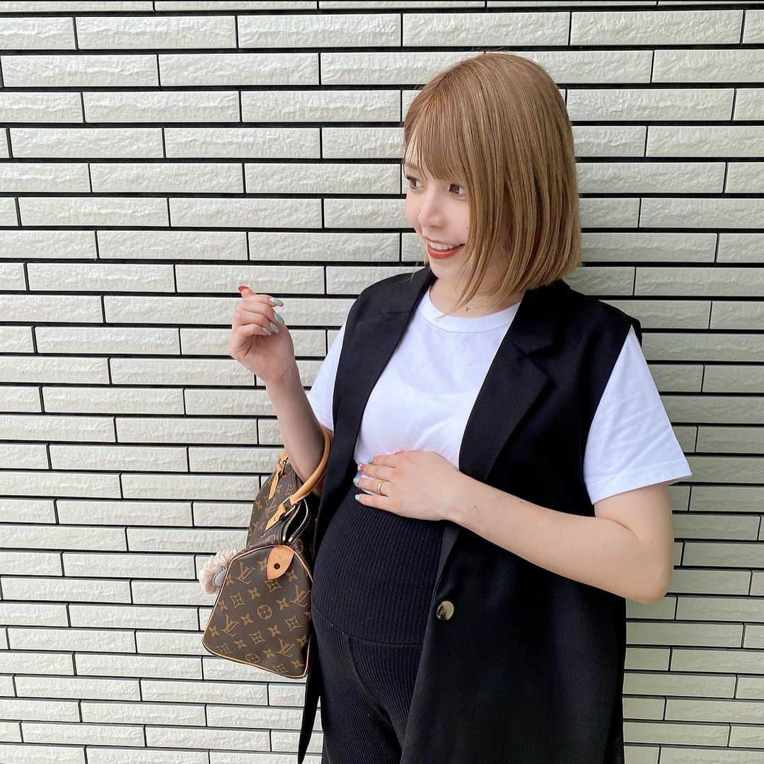 二宮璃子のインスタグラム：「9ヶ月32w6dのお腹🤰  歩くたびに恥骨が痛いのが最近の悩み😭😭 腰も痛いし体重管理難しいし次の検診までヒヤヒヤする〜😂 最近ご飯がすっっごく美味しいんよな🫶💞 ちょっと夜ご飯多めに食べただけですぐ体重増えちゃう😩😩笑 気をつけんと😂  予定日まで残り50日👶♡ 残りのマタニティライフ楽しもうっ♪ 予定日近いままさん多くて心強い〜💪💞💞  #妊娠中 #妊娠9ヶ月 #32w6d #妊娠9ヶ月のお腹 #マタニティライフ #妊婦コーデ #妊婦体重管理 #マタニティコーデ #マタニティ記録 #3人目妊娠中」