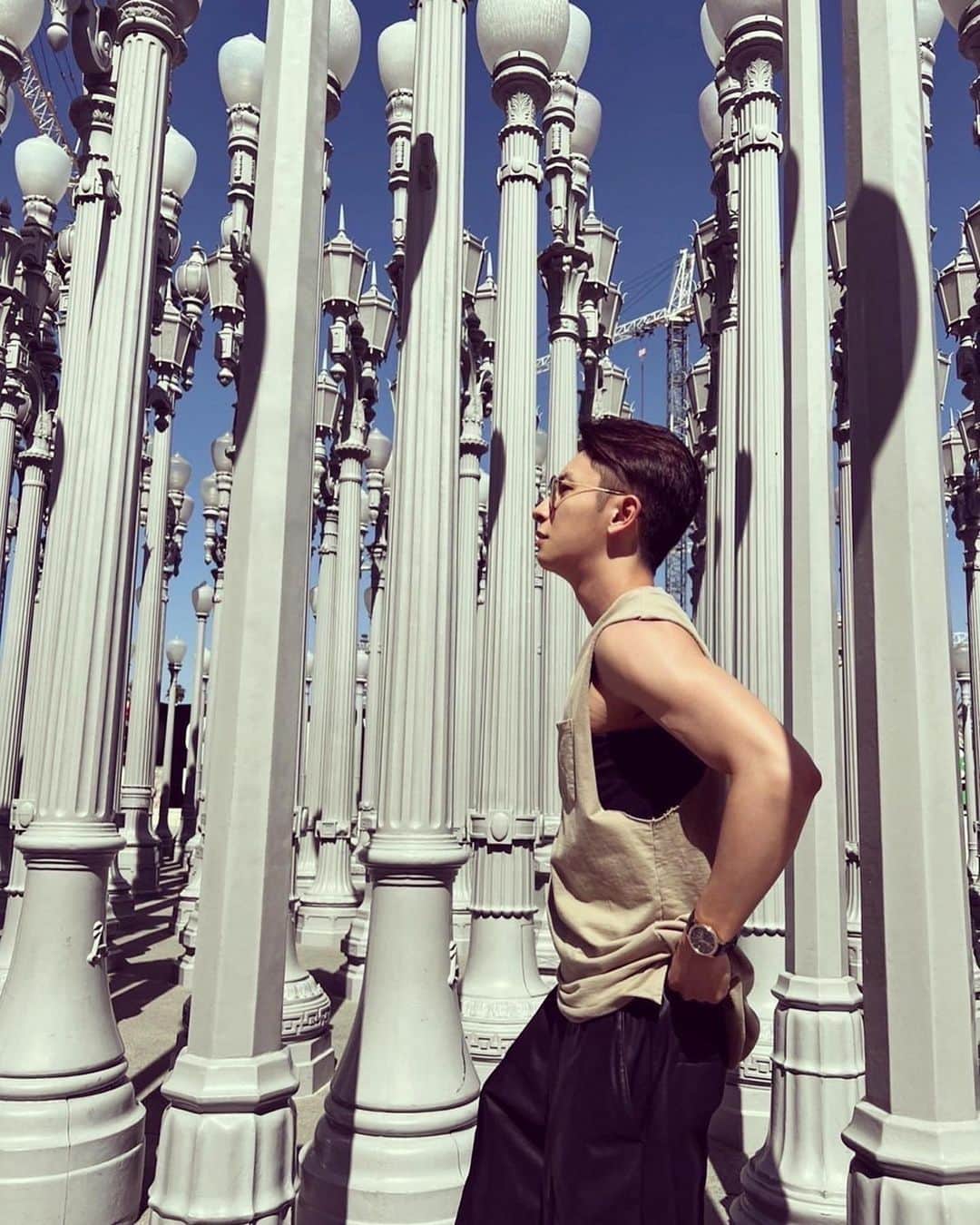 與真司郎のインスタグラム：「みんな元気でしたかー？！ 俺はトークショー終わってすぐLA🇺🇸に戻ってきて、 日本にいた7週間、休みが1日しかなかったので、 1週間くらい1人の時間を大事に生きてました。笑 (Netflixみたり、読書したり、勉強したり、ジム行ったり、 山や海いったり📺📖🏋️🏊🗻🤡) なかなかLAに戻ってきた報告できず、ごめんなさい🙏😭  この前LAで有名なミュージアムに行ったら、 まさかまさかの定休日😭 友達と口を揃えて”oh my god”って言ったよね。爆笑 チェックしてなかった俺らが悪いということで、 大人しく散歩して帰りました🦭🦭🦭 そして、２日前から友達の犬を少し預かることになって、 もう可愛すぎて、俺どうにかなりそうです🙈✌️😊❤️🐶笑  #ドッグシッター與 #預かったら返しません笑」