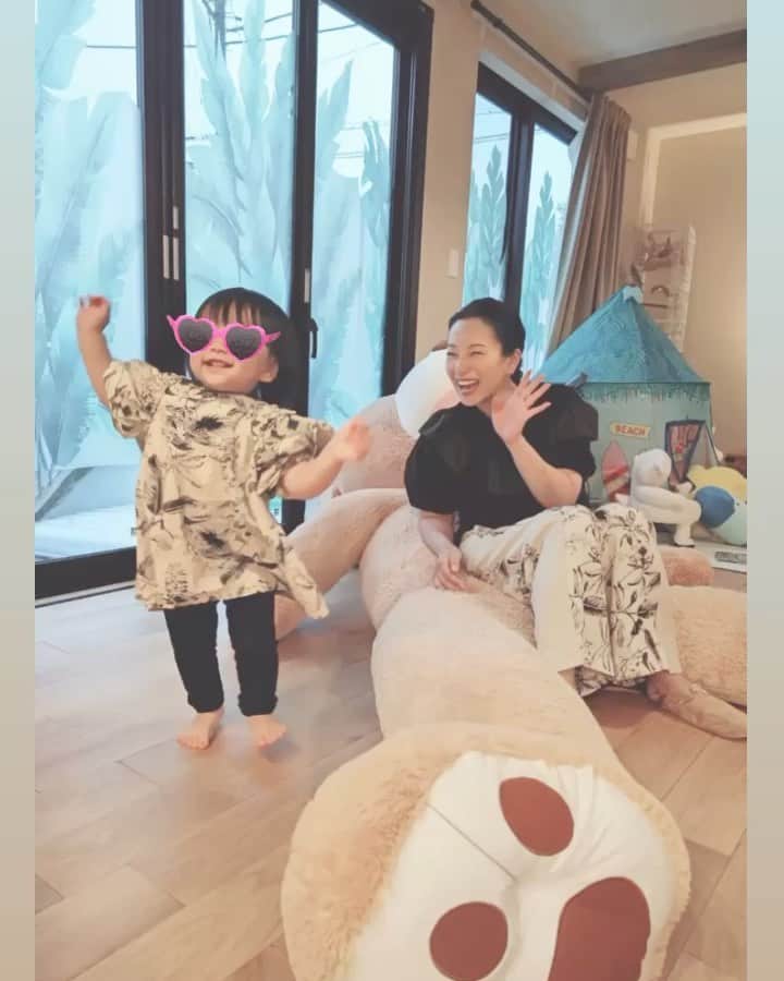 のインスタグラム：「👗 奇跡が起きたスタイリング🤩 自宅ロケの衣装が たまたま、私の幼馴染が下の子へくれた お気に入りのワンピースと 全く同じ柄だったの😆  毎日放送『住人十色』 5/28(土)17:00〜17:30放送  トップス、ワイドパンツ→ #verofonna @verofonna」