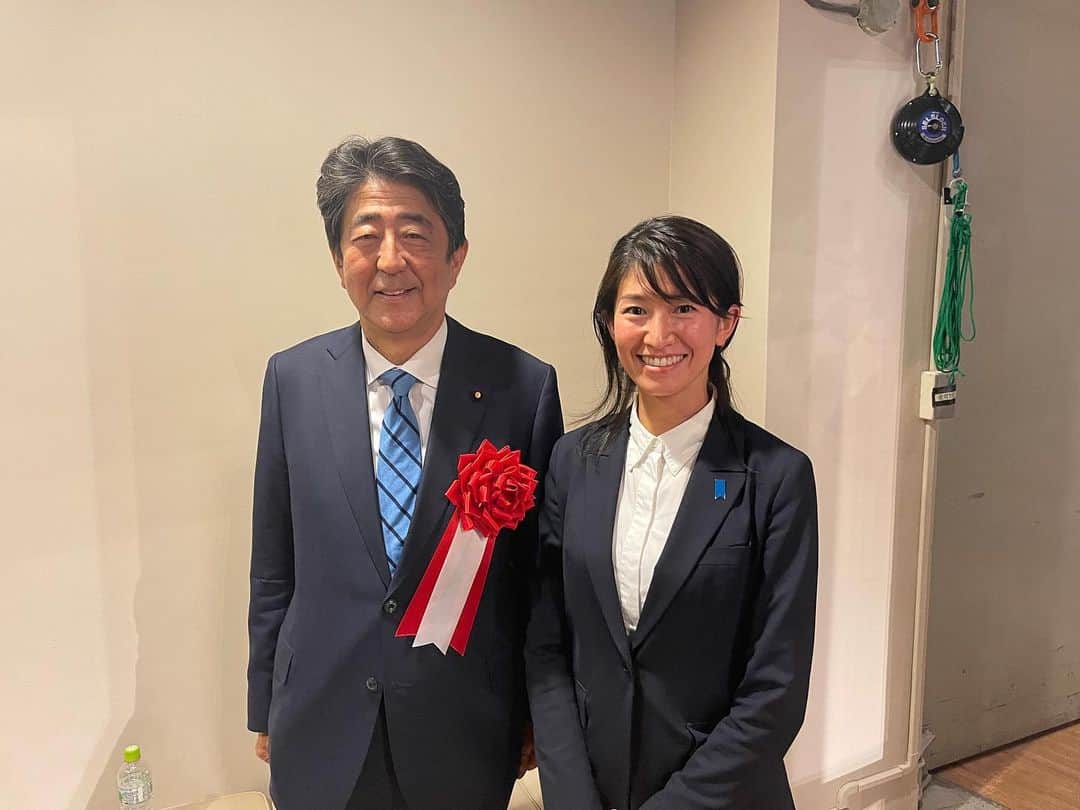 森下千里のインスタグラム：「#安倍晋三　元総理　を講師に迎え、 #政経セミナー　が仙台にて開催。  袖で聞かせていただきましたが、 多岐に渡り、 様々な話題が盛り込まれていて あっという間に会が終わってしまった印象。  会場に入りきらないほどの 人だったそうで、 安倍総理の人気が伺えますね。  たくさんの方に支えていただき、 ご理解していただき、 こうして党活動は成り立っているのだとも思いました。  もうすぐで 参議院選挙もはじまります。 わたしも、 しっかりお手伝いします！！  #宮城県 #自由民主党 #自由民主党宮城県連」