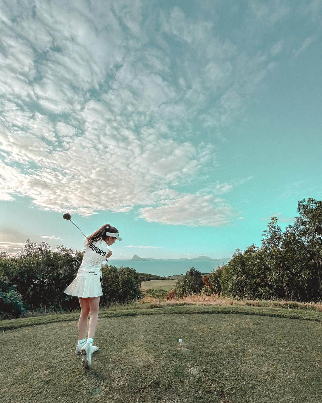 福井仁美のインスタグラム：「Hamilton Island Golf Club  今回とっても楽しみにしていた絶景ゴルフ場。 フェリーで10分。 そこには1島丸々コースという贅沢なグリーンが広がっていて、思わずインスタライブやってしまったほど😍  ゴルフ歴17年。この気持ちのいい打ち下ろし…リゾートゴルフ場の中で群を抜いて感動🥹  ぜひ写真じゃなく、自分の目で見てかみしめてほしいコースです⛳️  お気に入りのウエアで @mirror9golf  今シーズンもかわいすぎ🤍  #hamiltonisland  #queensland  #visitqueensland #australia #クイーンズランド州 #ハミルトン島 #オーストラリア #pr #女子旅 #ハミルトンアイランドゴルフクラブ #hamiltonislandgolfclub  #mirror9golf」