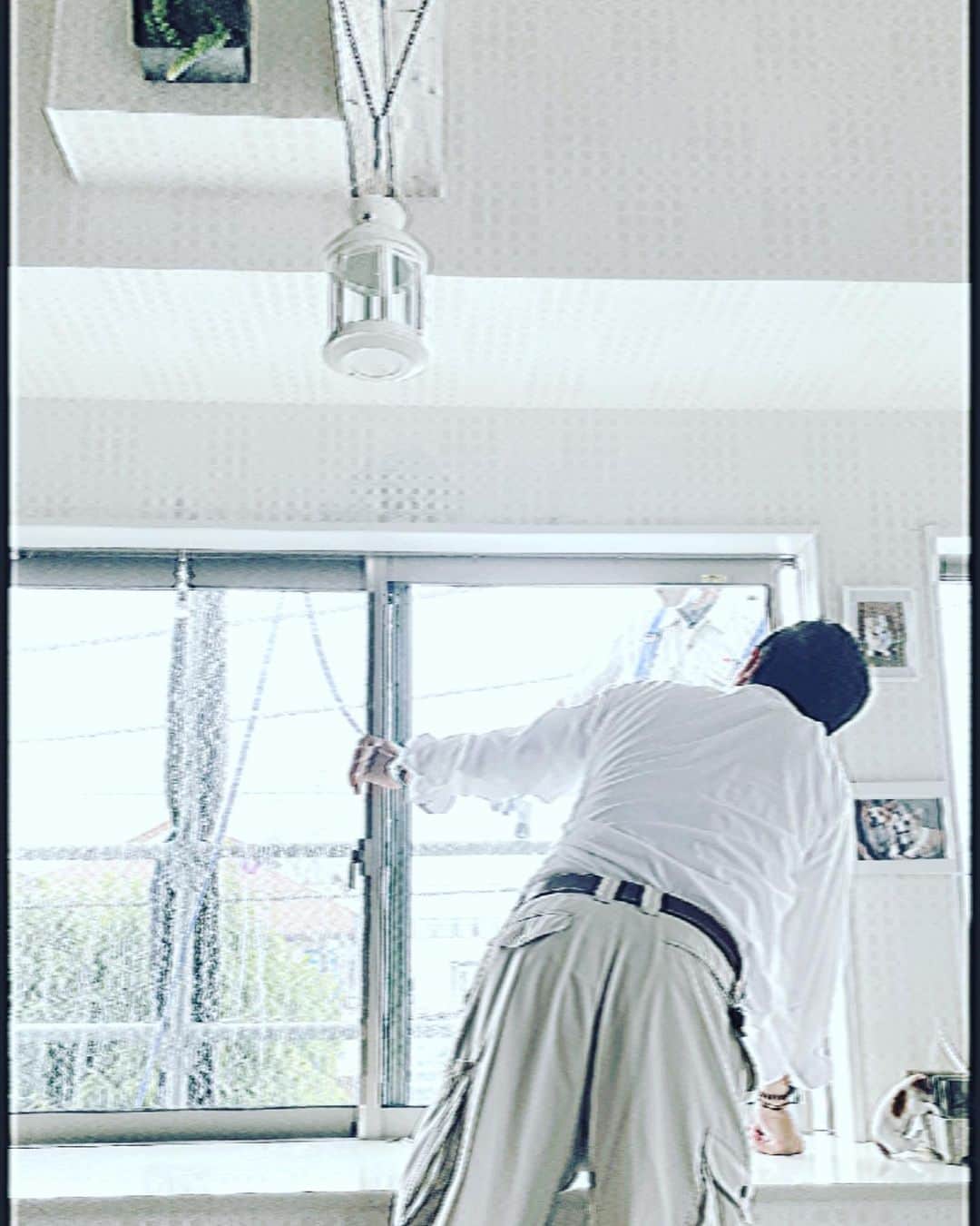 橋本志穂さんのインスタグラム写真 - (橋本志穂Instagram)「我が家だけ、大雨。  雨漏りしてて、 その原因を追求すべく！ 足場までかけての大騒動です。 水ジャージャーかけて、 昨日だったら少し涼がとれたかな。 今日はもともと涼しい。  #雨漏り」6月18日 10時54分 - shihohashimoto3
