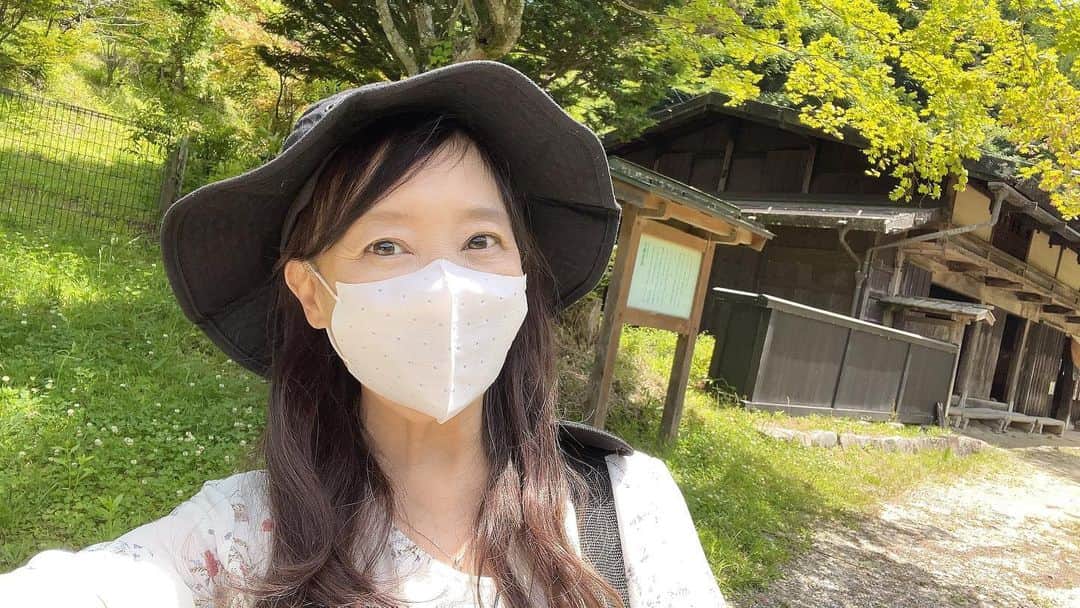 アグネス・チャンのインスタグラム：「馬籠宿と妻籠宿の間の道の民家で一休み。We walked the section of Nakasendo between Tumago and Magome. Tested in a traditional Japanese house on the way. Everything was so surreal and beautiful!」