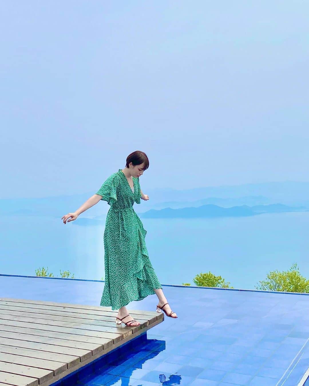尾台彩香のインスタグラム：「. . 滋賀県大津市琵琶湖の山頂にある、びわ湖テラス ( @biwakovalley_biwakoterrace )💎  標高約1,100ｍの打見山頂にある、びわ湖バレイ内の絶景観光スポット🌈  びわ湖テラスへは、山頂まで5分！ ロープウェイを使って空中散歩を楽しめます🚶‍♀️ . 天気に恵まれて、広大な琵琶湖を一望することができました✨ 爽やかな風を感じながら、カフェやレストランでランチもできます🍴 . 📍 滋賀県大津市木戸1547-1 . #琵琶湖テラス #琵琶湖バレイ #琵琶湖 #滋賀観光 #滋賀旅行 #映えスポット #ワンピース #女子旅 #東京女子部 #女優 #モデル #ポートレート #ショートヘア  #ファッション #オシャレ #メイク #撮影 #biwako #hair #model #shooting #makeup #short #fashion #girls #instagood #photography #尾台彩香」