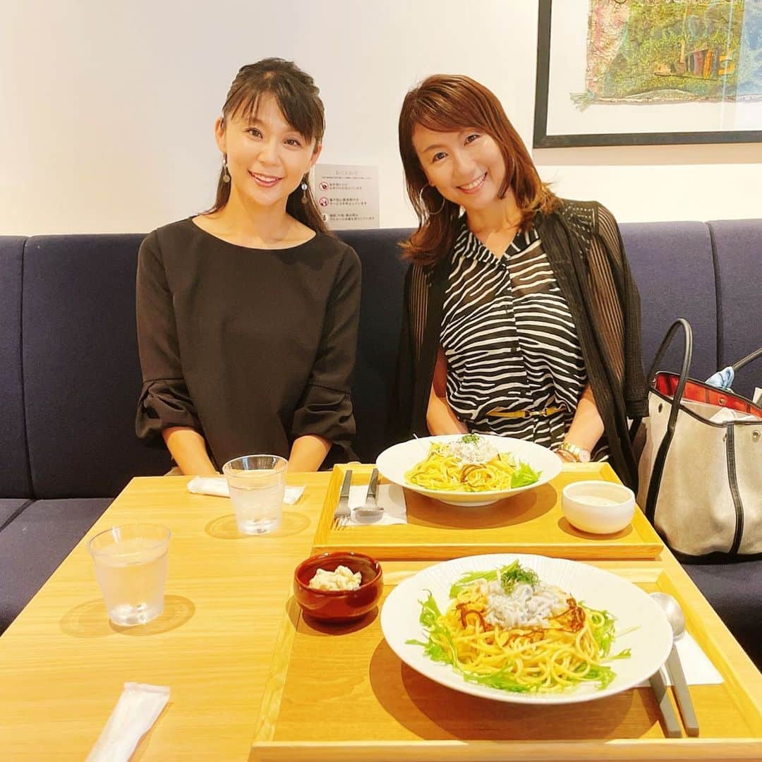 のインスタグラム：「・ 昨日は事務所の後輩ちゃん 安陵　真理子ちゃんとランチミーティング💕 @anryo.mariko   実は少し前にお会いする予定が私がすっかり日にちを勘違いしてしまい、大変失礼なことになってしまい😭 今回リベンジデートでした❤️笑  以前からいろんな場所で会っていたし、 同じ場所でご飯を食べる機会も結構あったのに、 こんな風にガッツリお話をするのは初めて？だったようで😊❤️  まりこちゃんが私に描くイメージがあまりにも素晴らしく✨笑 「イヤイヤとんでもございませんよ✋」とどれだけ違うかを事細かに説明した後🤣笑  私がまりこちゃんに描くイメージと、ご本人が語るイメージとがあまりにも違っていて、それもビックリ‼️  まりこちゃんは華やかでできる女✨この印象しかない！笑 そして、私は昔から彼女の声とトーンが好きなのです💕  実はそんな事を思っていたら、ある場所でバッタリ偶然お会いしたので♡ これはご縁だ！✨と今回お会いする事になりました。  そして、旦那さまが芦屋でトレーニングジムもオープンされたそうです！  ご飯食べながらたくさんお話しました✨  いろいろ楽しいことが一緒にできたら良いね💕😊」