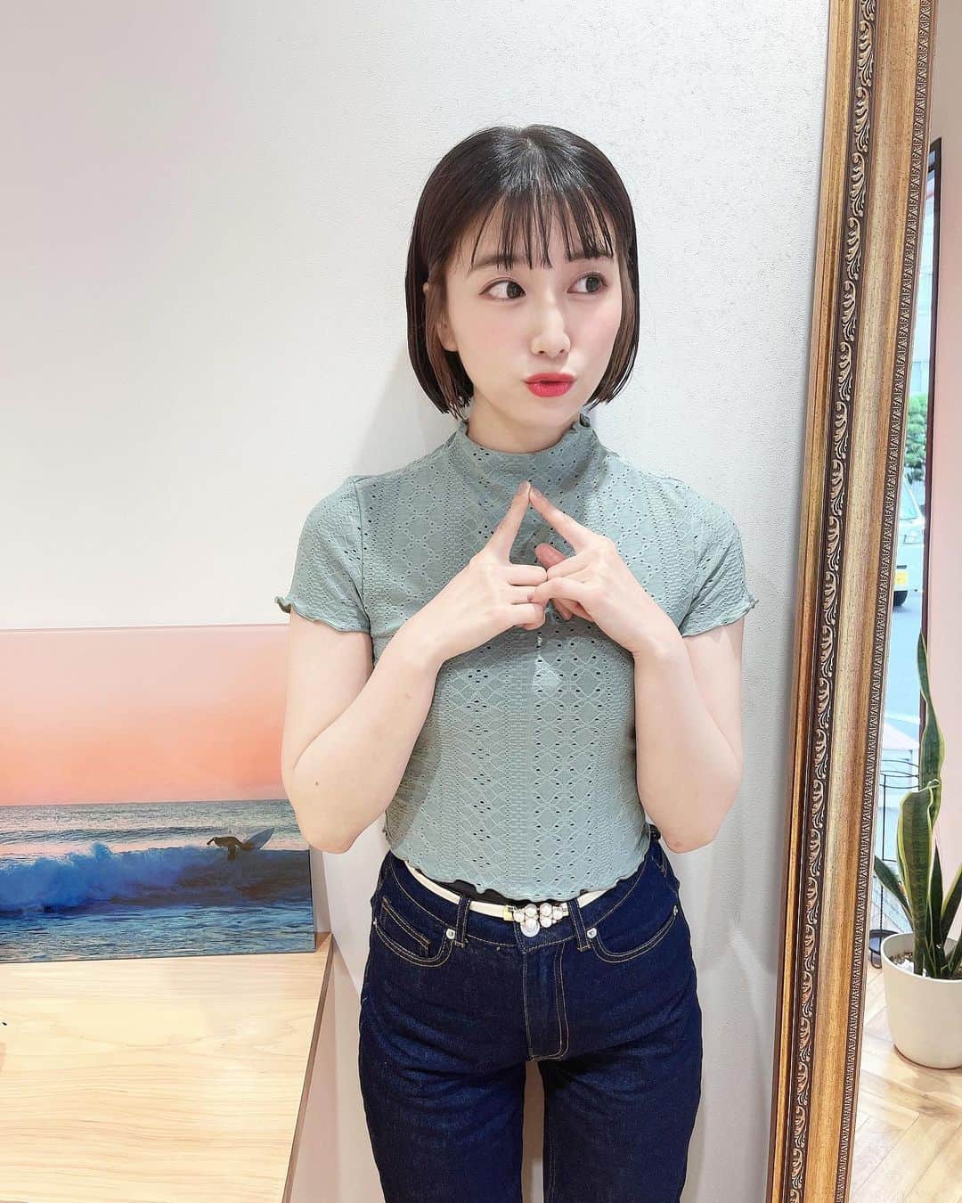 初川みなみのインスタグラム：「#ショートボブ　にしました✨ ⁡ いつもお世話になってる ラソルの東さん🌴 ⁡ #イヤリングカラー　も初めてしたよ！ #ブリーチ　も髪の痛みをあんまり感じなくて お気に入り〜✨ ⁡ #美容室#前髪カット」