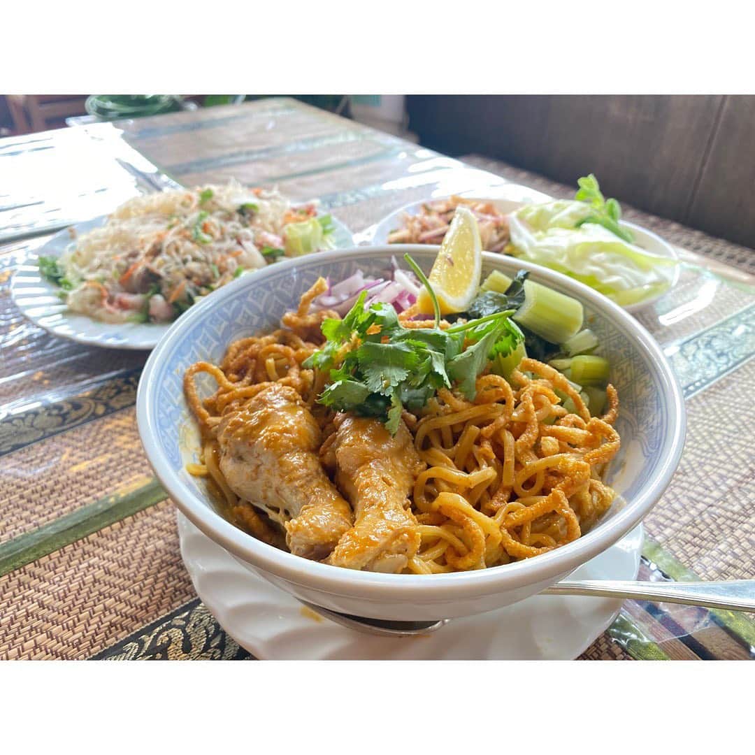 尾島早都樹のインスタグラム：「きょうの #土曜はこれダネッ   特集は、 梅雨のジメジメ吹き飛ばせ！ スパイスグルメ祭り 🇱🇰🇰🇷🇹🇭🇯🇵 わっしょーーい！  私は #飯山市 にあるタイ料理 #クアタイ さんへ！ どれもうま辛でした🥹❤️  いただいたのは、 タイのカレーラーメン #カオソーイ 🍜 スパイスを効かせたコクのある ココナッツミルクベースのスープに もちもちの茹で麺とサクサクの揚げ麺の W麺が最高に合いました🥺💗  上には野沢菜漬けのトッピングも🥬！！ さっぱりさせてくれてこれがまた箸が進むのです。  そのほかタイのサラダ料理なども！  初めていただく本格的なタイ料理でしたが、 辛さの後に酸味や甘さがあってすごく奥深い味わい！ とってもおいしかったです😌🙏♡  ぜひごらんください〜〜！！！  #長野放送 #アナウンサー #女子アナ #リポーター #信州 #長野県 #飯山市 #タイ料理 #カオソーイ #トムヤムセン #ムーナントック #うま辛グルメ #スパイスグルメ #海外グルメ」